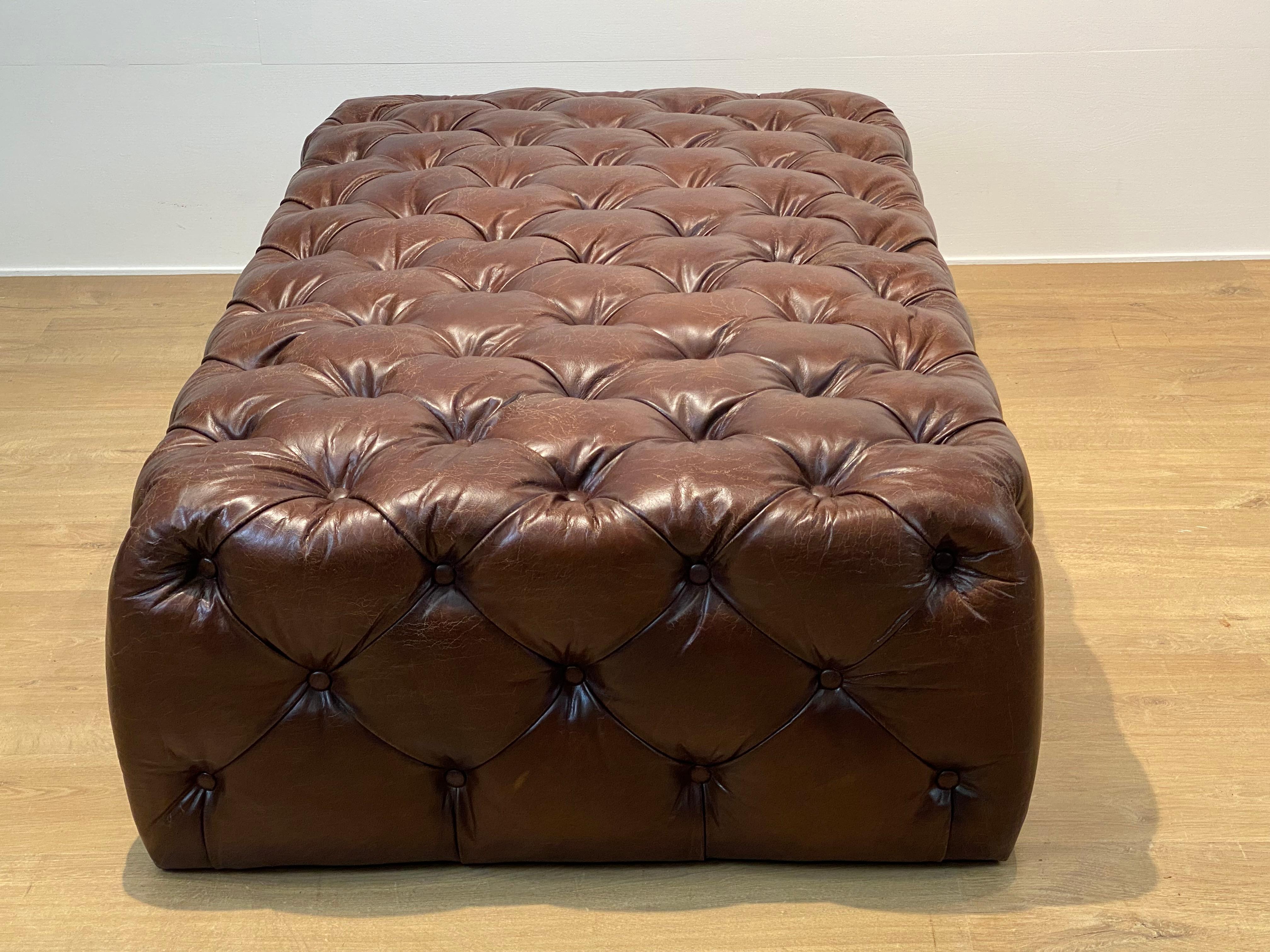 Puf Chesterfield de cuero en venta 10