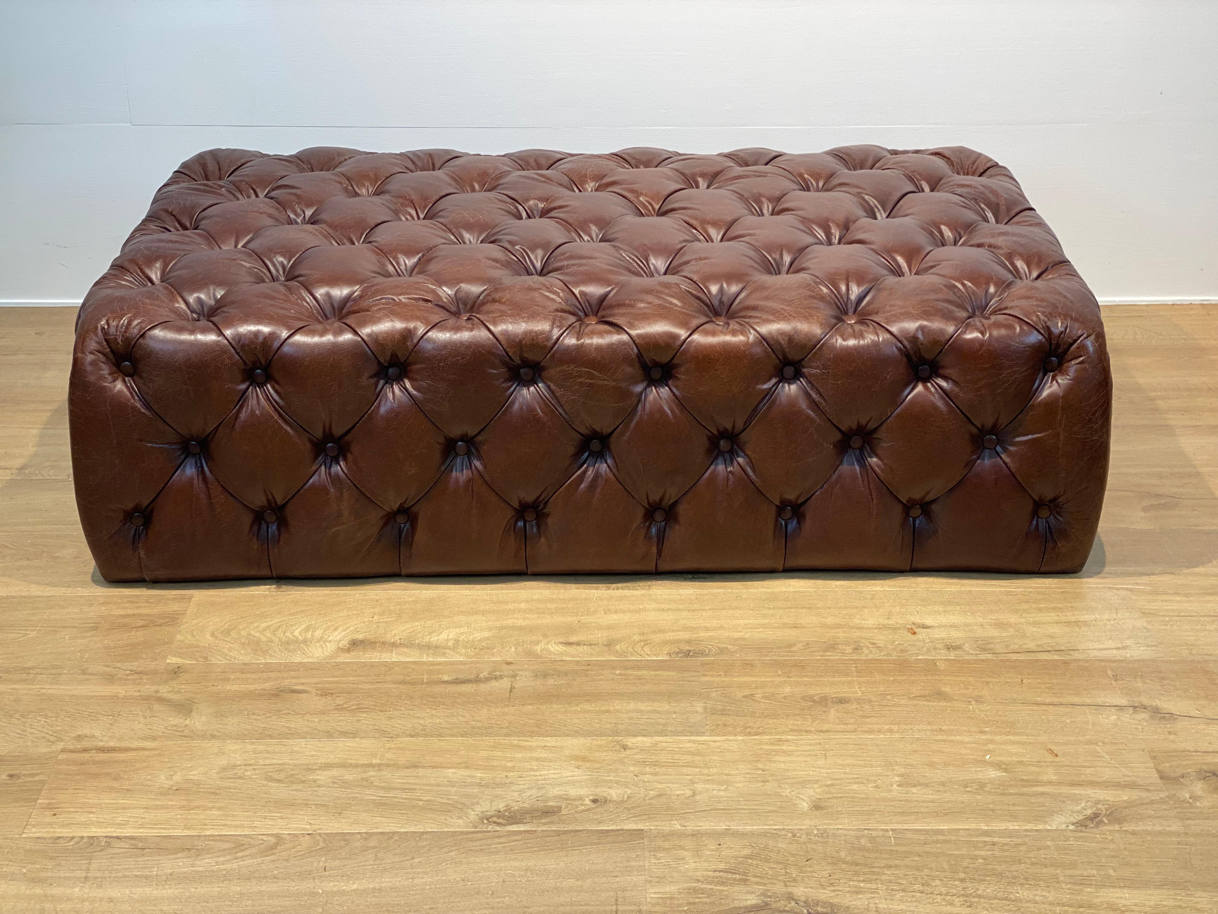 Un elegante puf Chesterfield de cuero inglés en un cálido color marrón medio,
mueble de diseño elegante y muy decorativo,
gran pátina cálida y correcto brillo del cuero,
para utilizar en distintas partes de tu casa, entrada, estudio, biblioteca