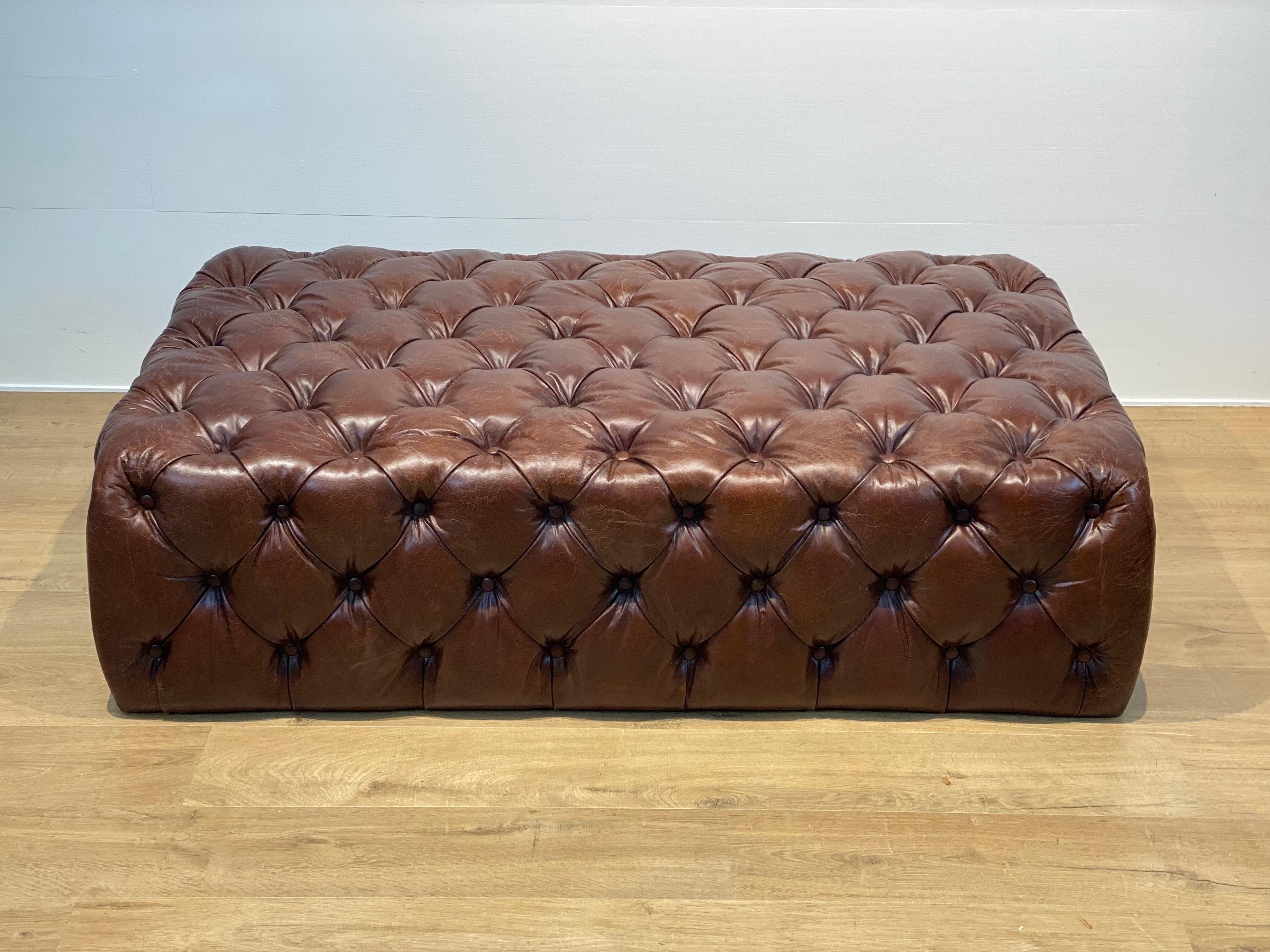 Puf Chesterfield de cuero Británico en venta