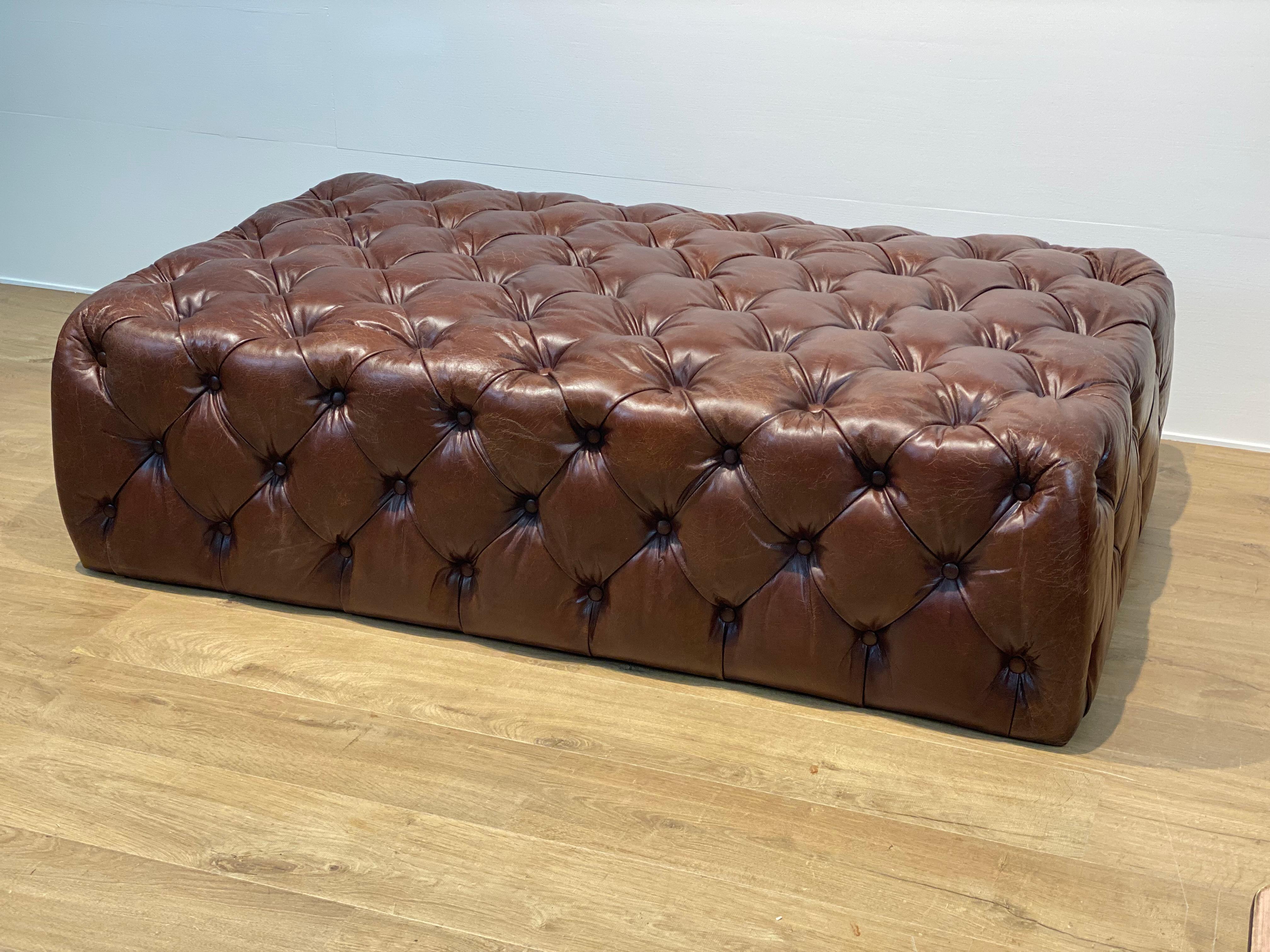 Puf Chesterfield de cuero Patinado en venta
