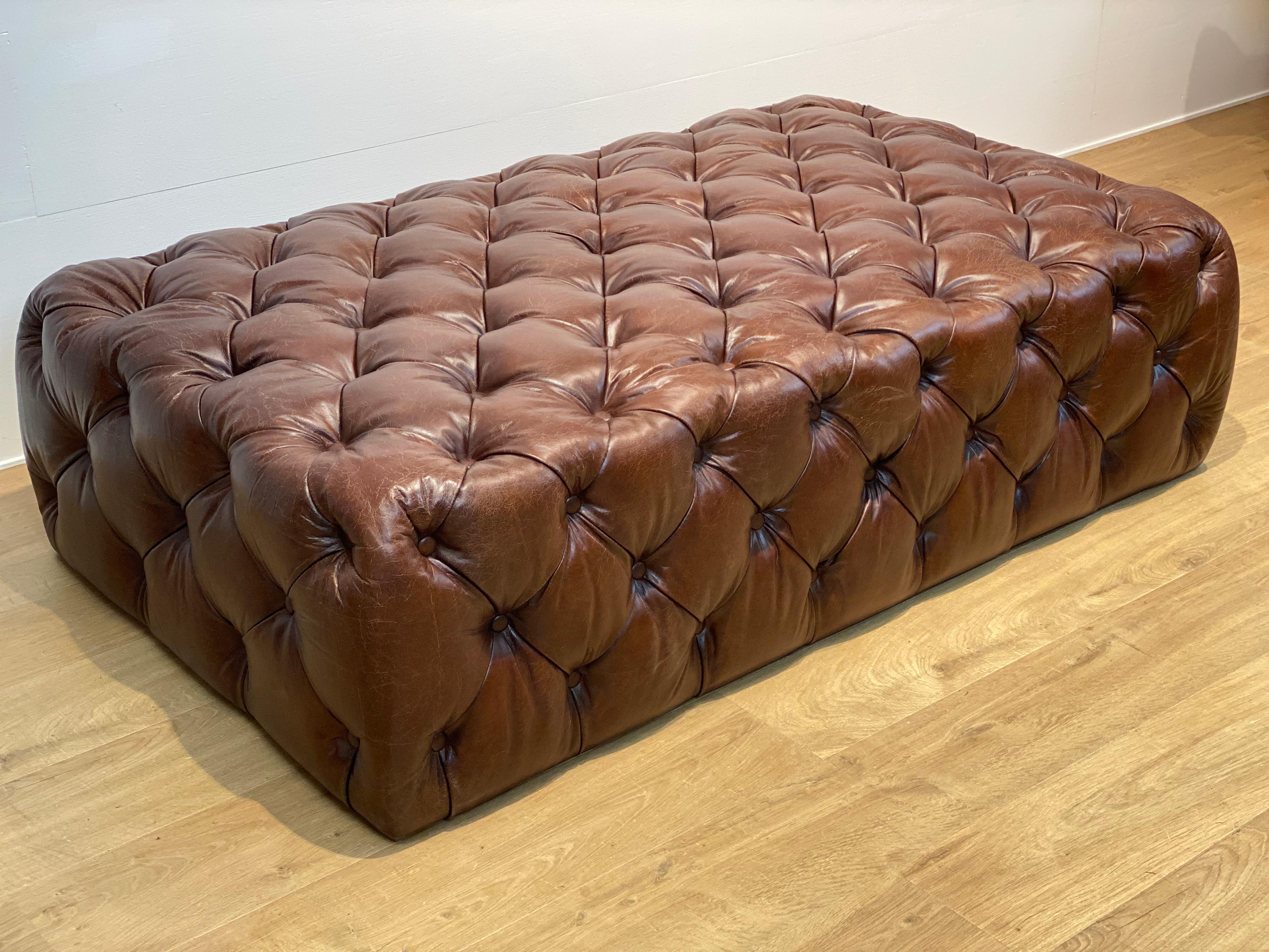 Puf Chesterfield de cuero en Bueno estado para la venta en Schellebelle, BE