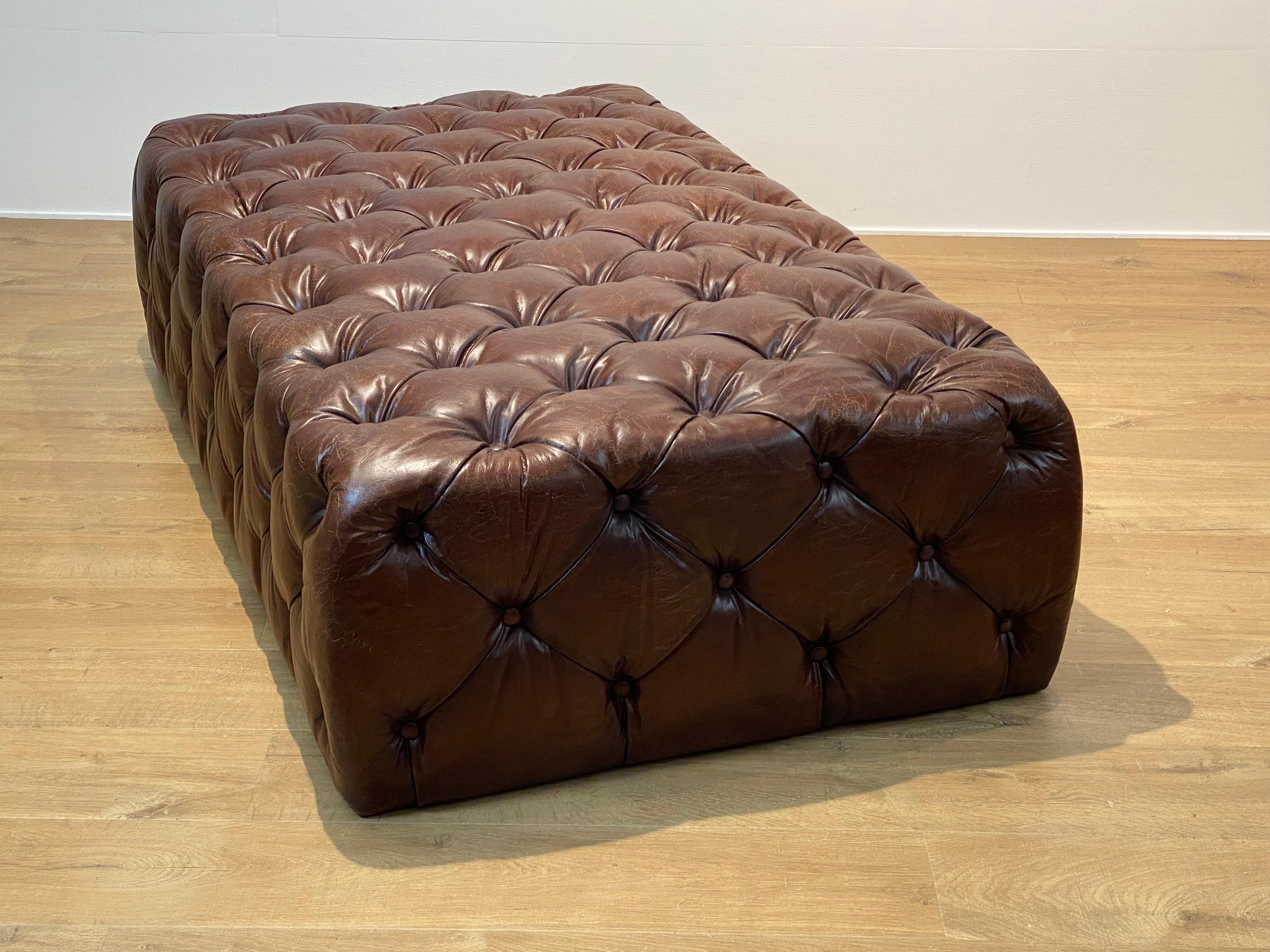 Puf Chesterfield de cuero en venta 1