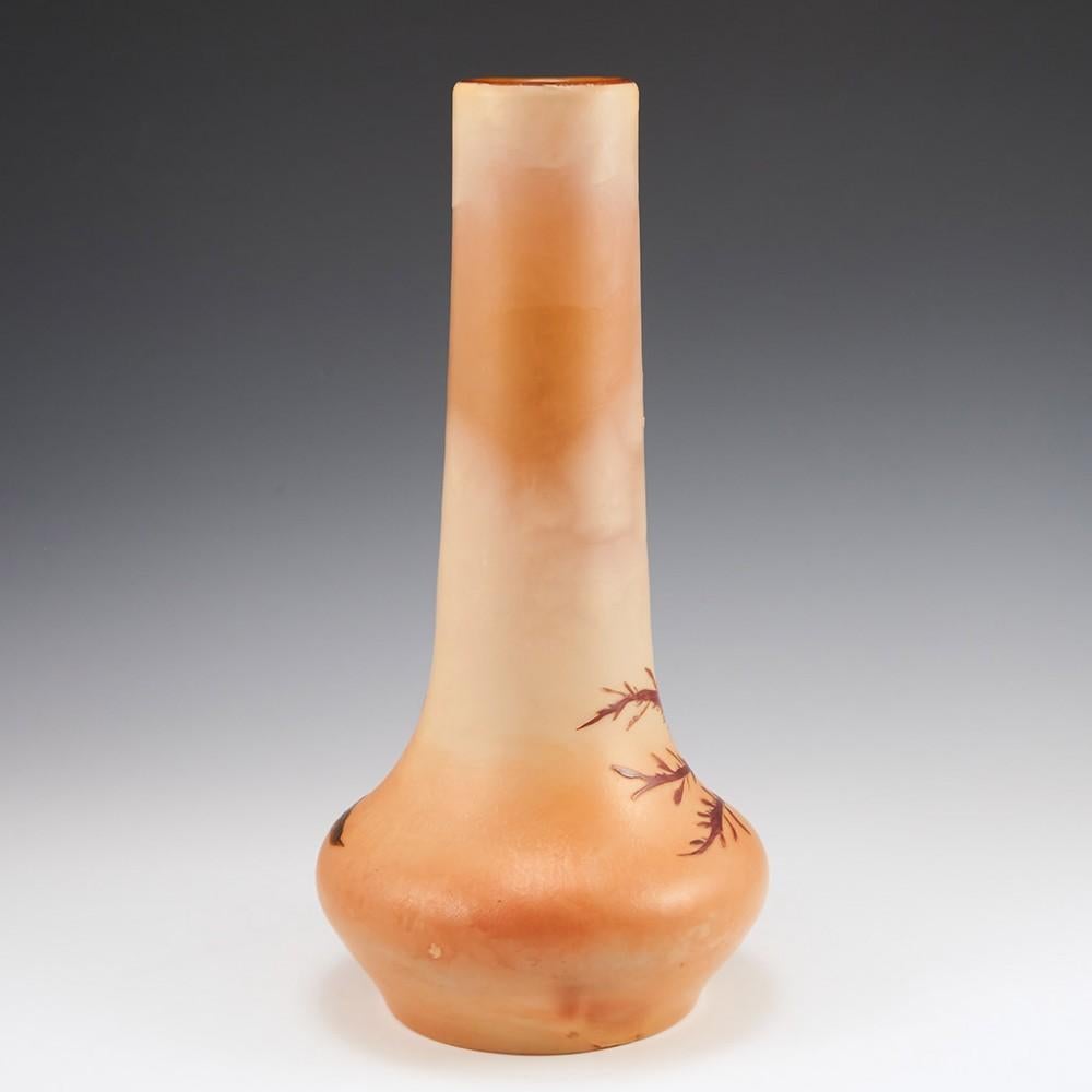 Art nouveau Vase en verre émaillé et taillé à l'acide avec boîtier en forme de pattes, vers 1920 en vente
