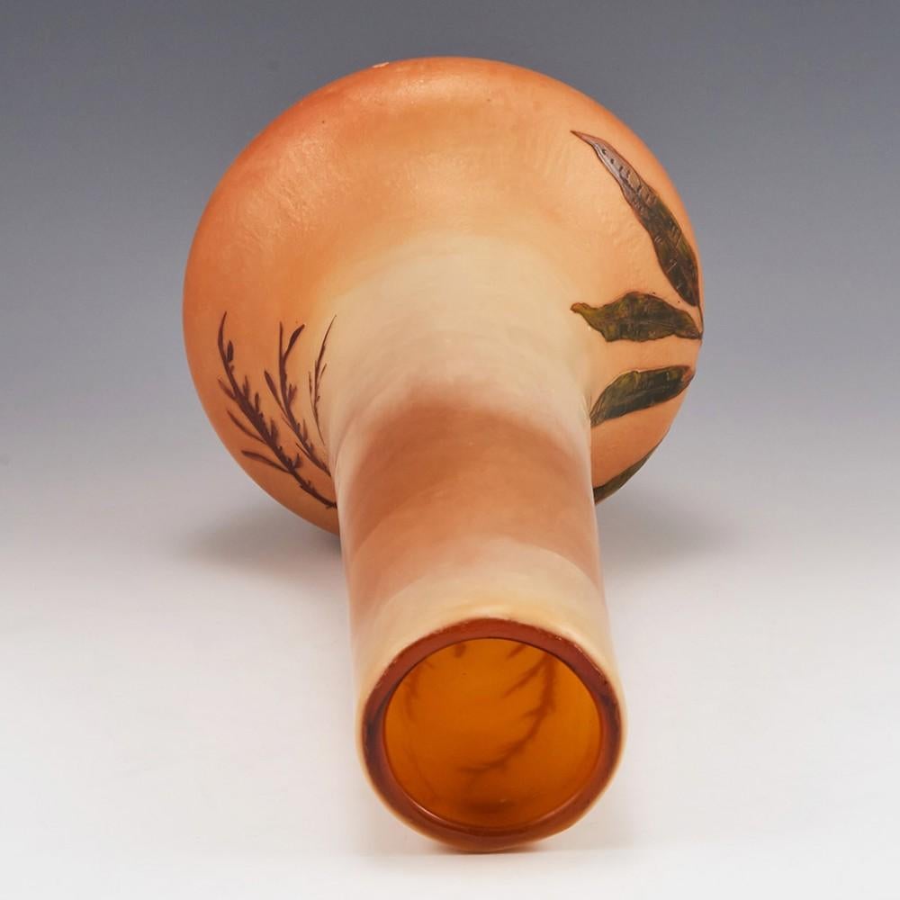 20ième siècle Vase en verre émaillé et taillé à l'acide avec boîtier en forme de pattes, vers 1920 en vente