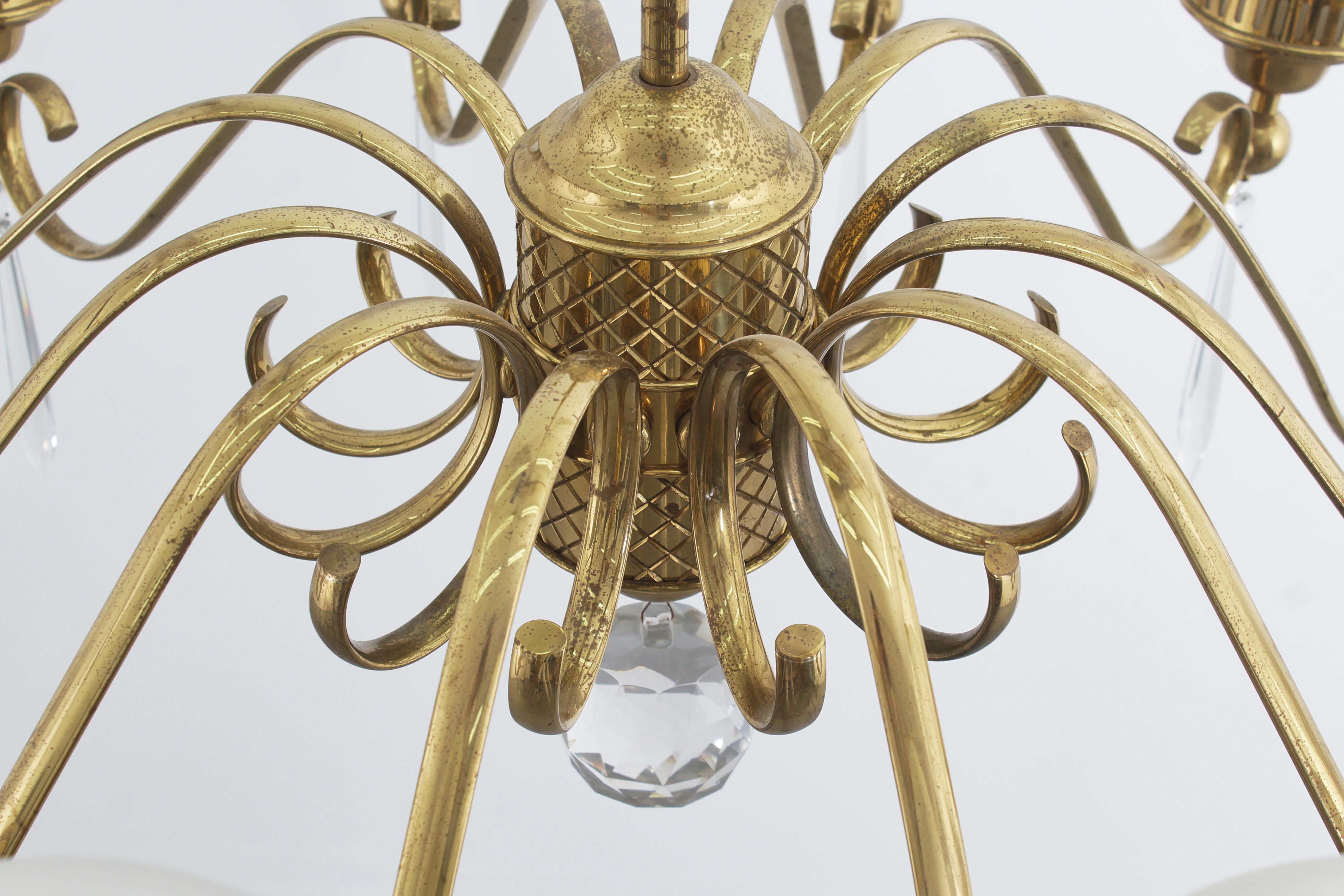 A. Lelii per Arteluce Imponente lampadario a 10 bracci in ottone e vetro 1950 Italia in vendita 3