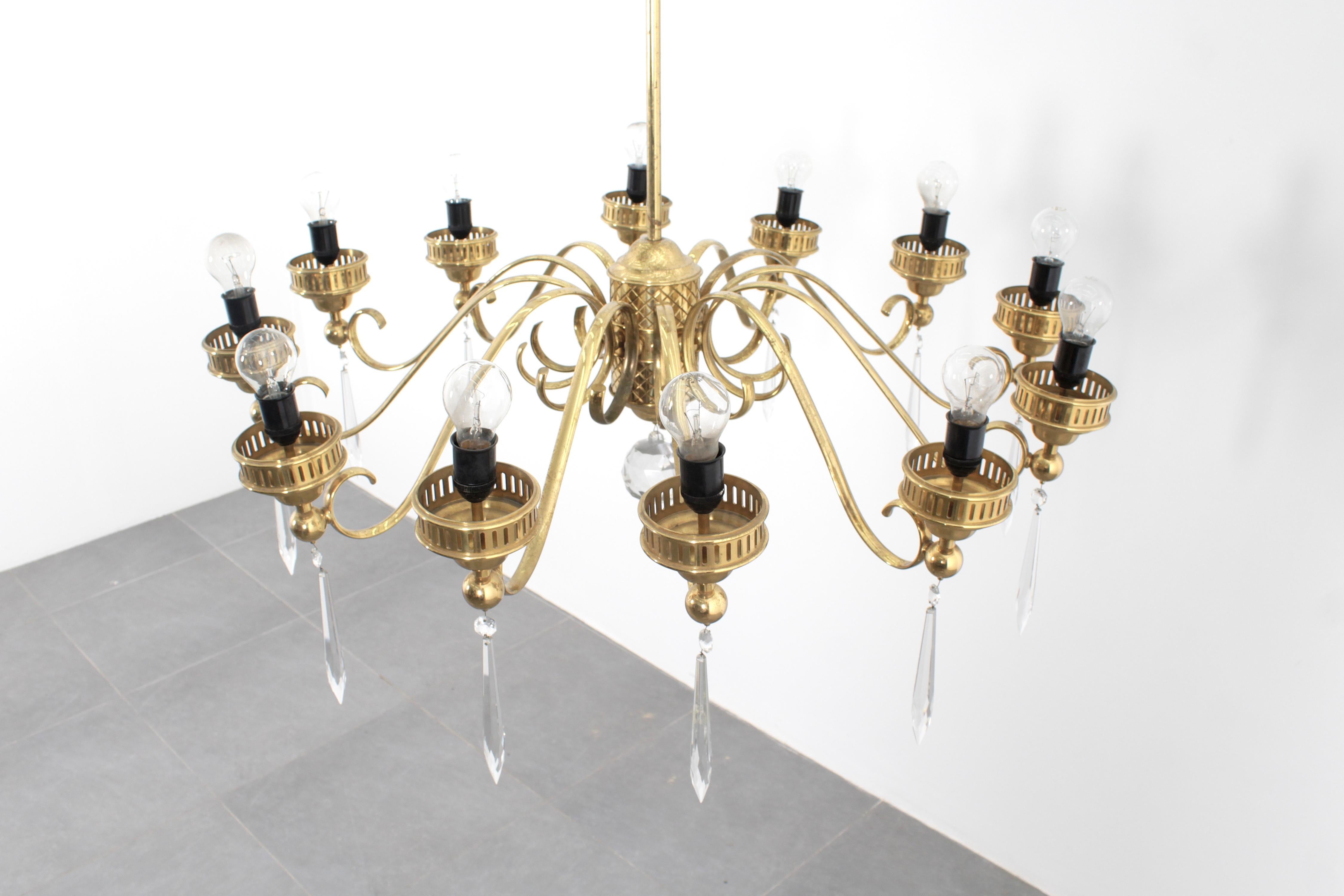 A. Lelii per Arteluce Imponente lampadario a 10 bracci in ottone e vetro 1950 Italia in vendita 7