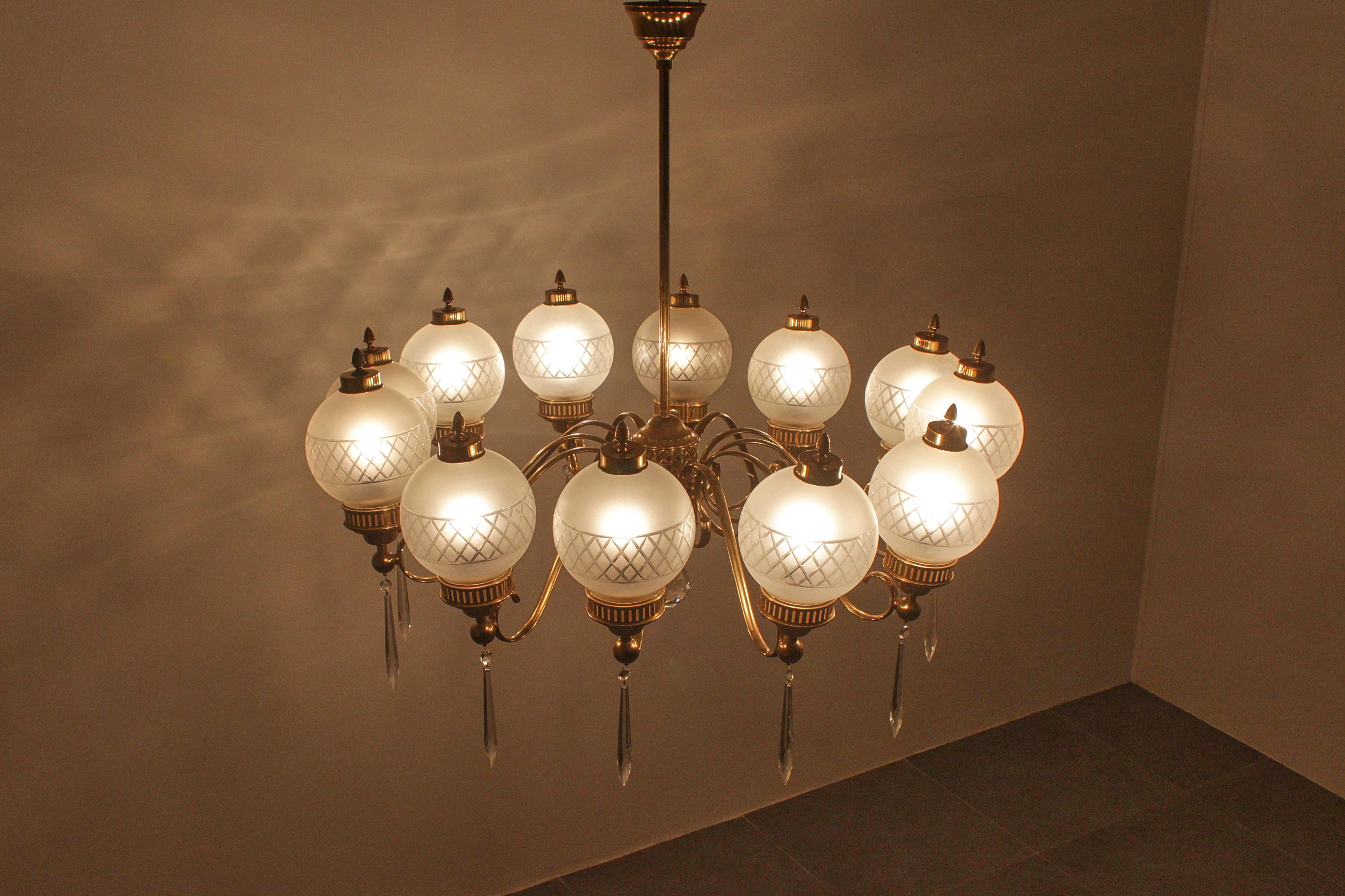 A. Lelii per Arteluce Imponente lampadario a 10 bracci in ottone e vetro 1950 Italia in vendita 9
