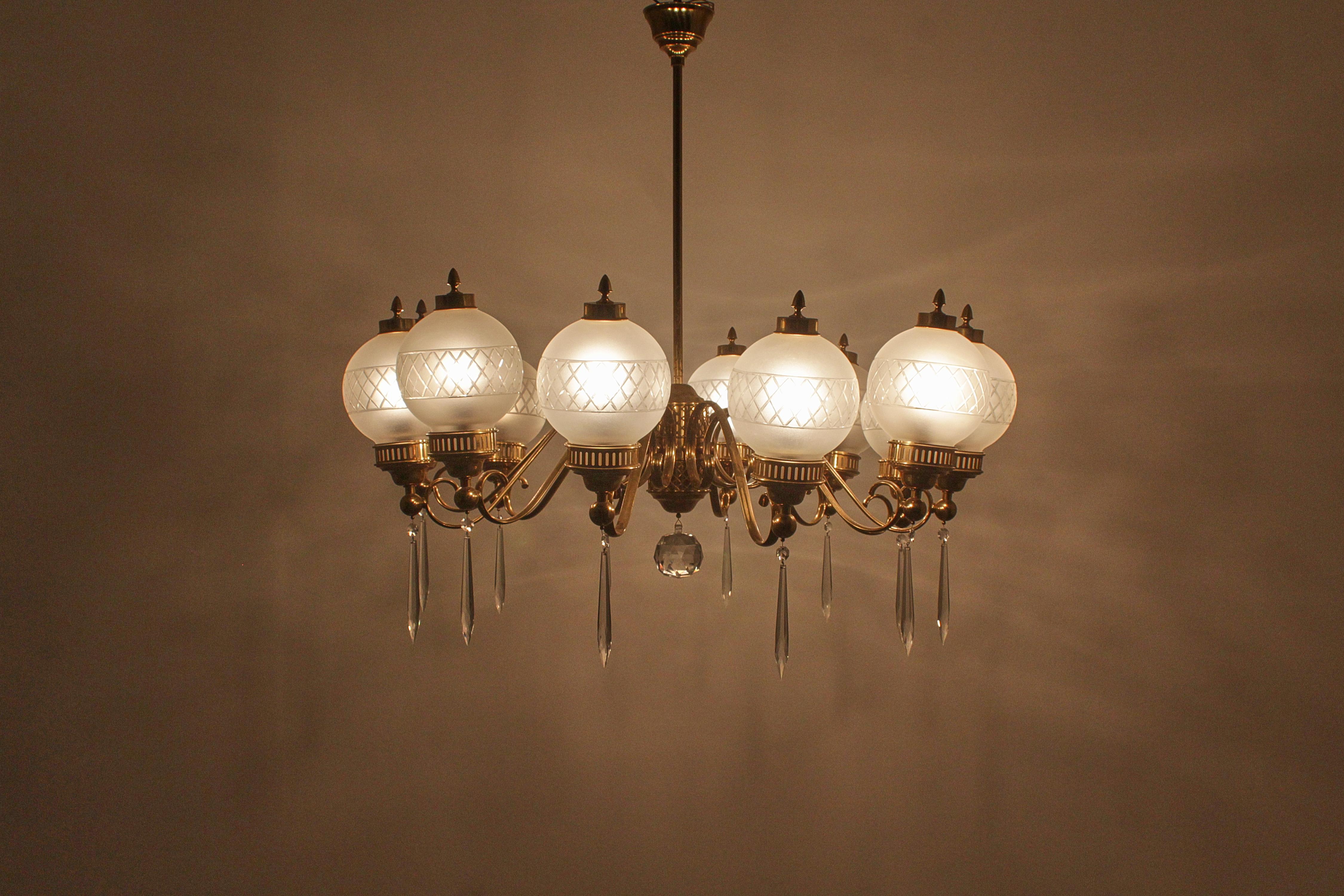 A. Lelii per Arteluce Imponente lampadario a 10 bracci in ottone e vetro 1950 Italia in vendita 10