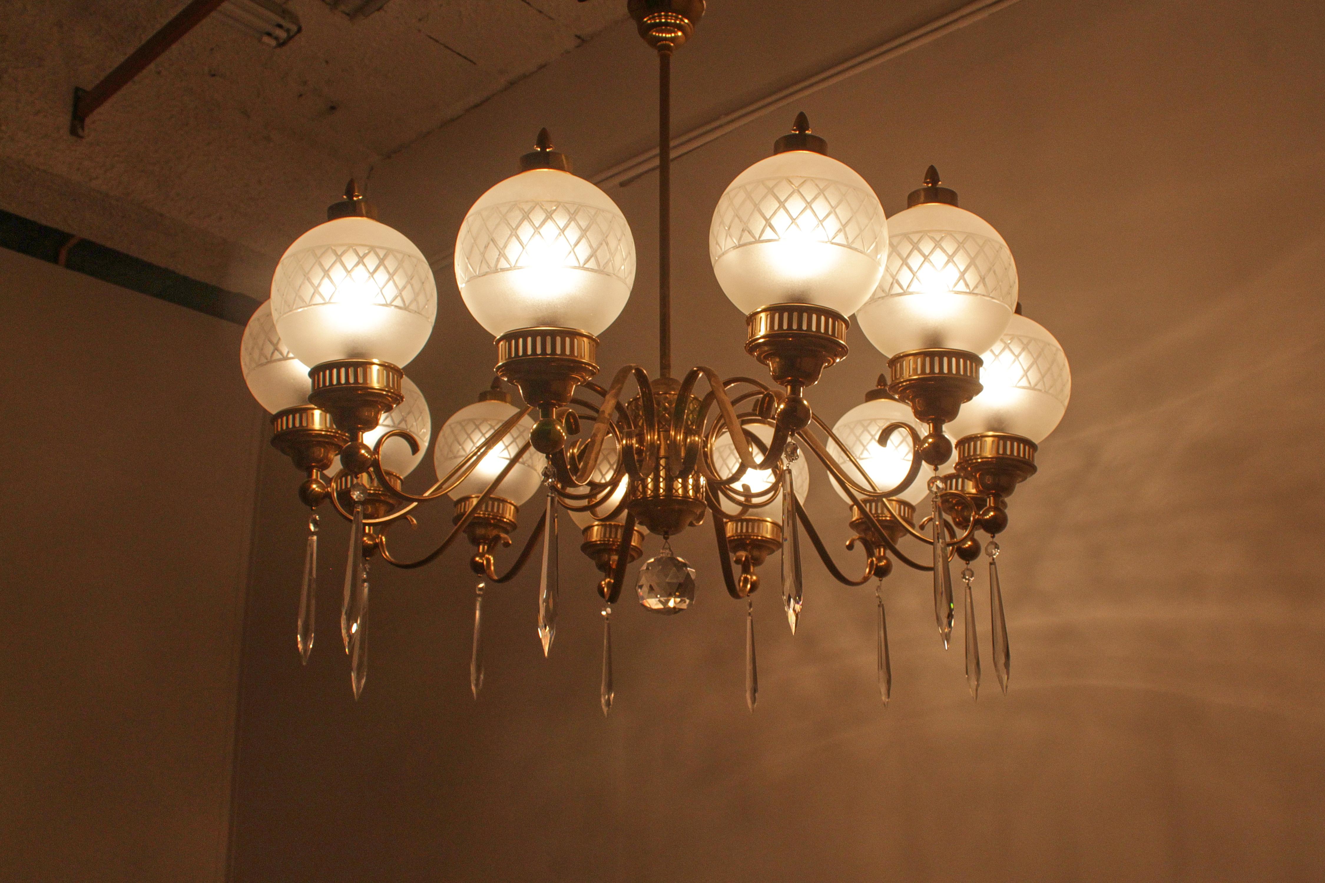 A. Lelii per Arteluce Imponente lampadario a 10 bracci in ottone e vetro 1950 Italia in vendita 11