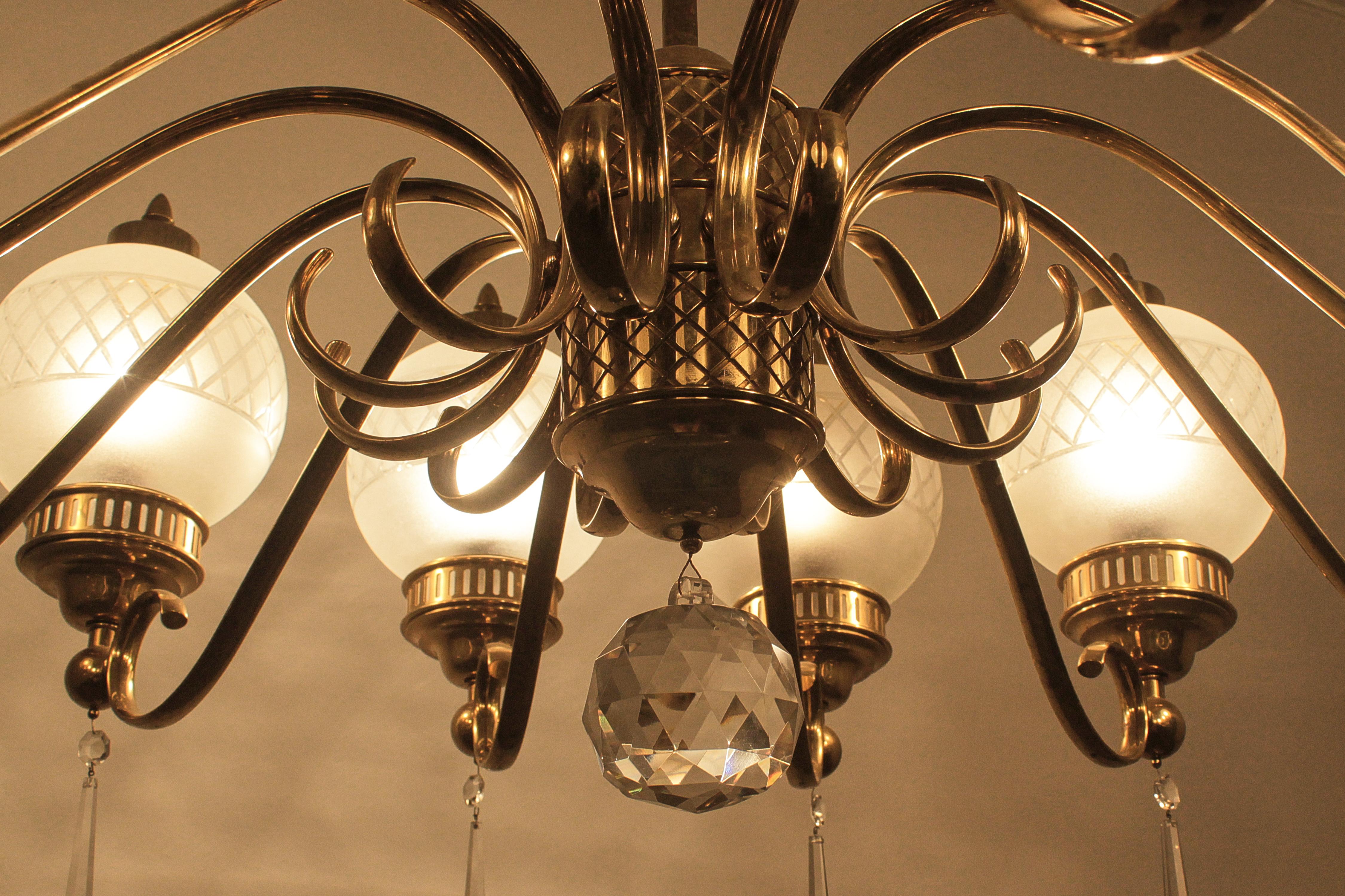 A. Lelii per Arteluce Imponente lampadario a 10 bracci in ottone e vetro 1950 Italia in vendita 12