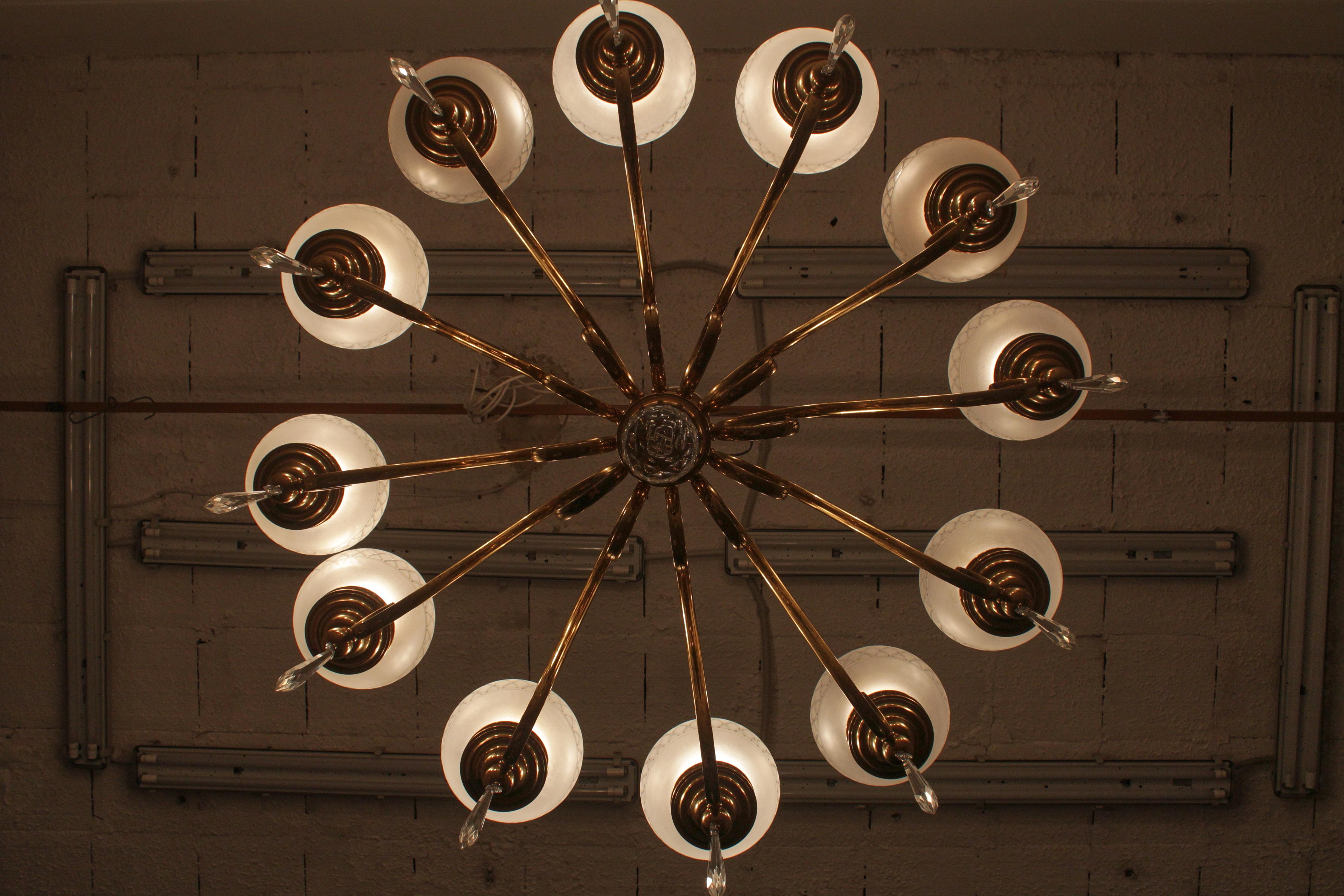 A. Lelii per Arteluce Imponente lampadario a 10 bracci in ottone e vetro 1950 Italia in vendita 13
