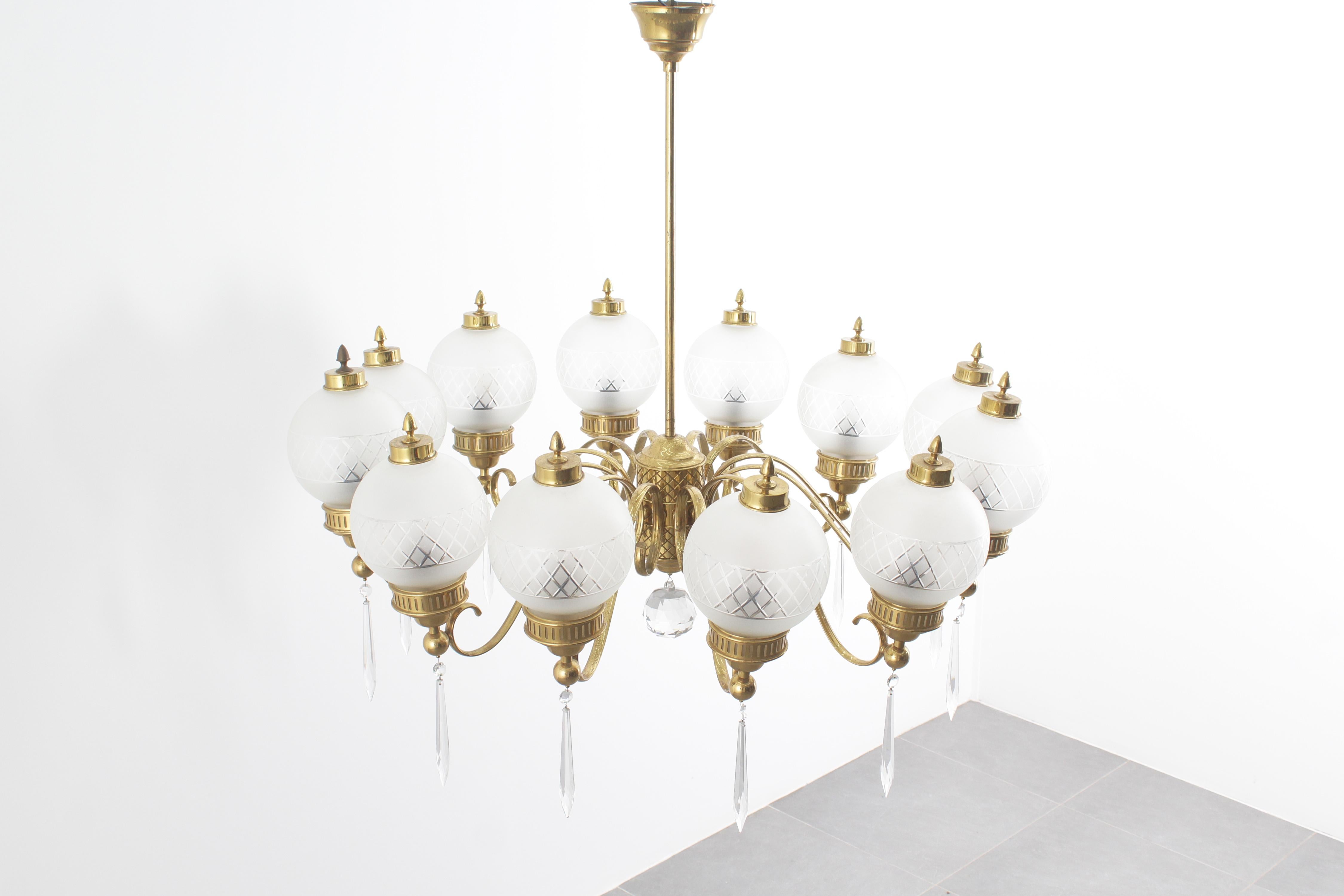 Mid-Century moderno A. Lelii per Arteluce Imponente lampadario a 10 bracci in ottone e vetro 1950 Italia in vendita
