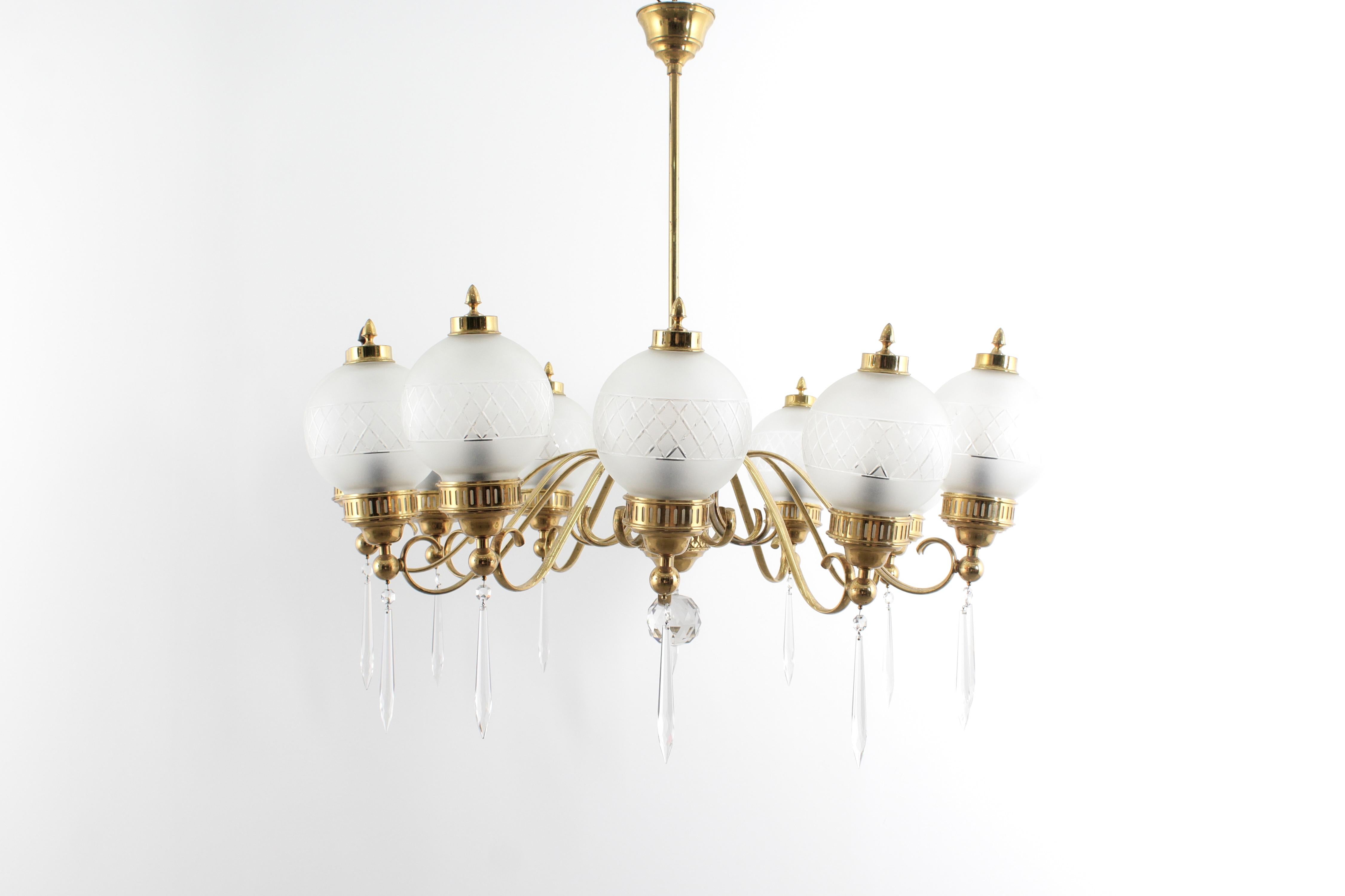 Italiano A. Lelii per Arteluce Imponente lampadario a 10 bracci in ottone e vetro 1950 Italia in vendita