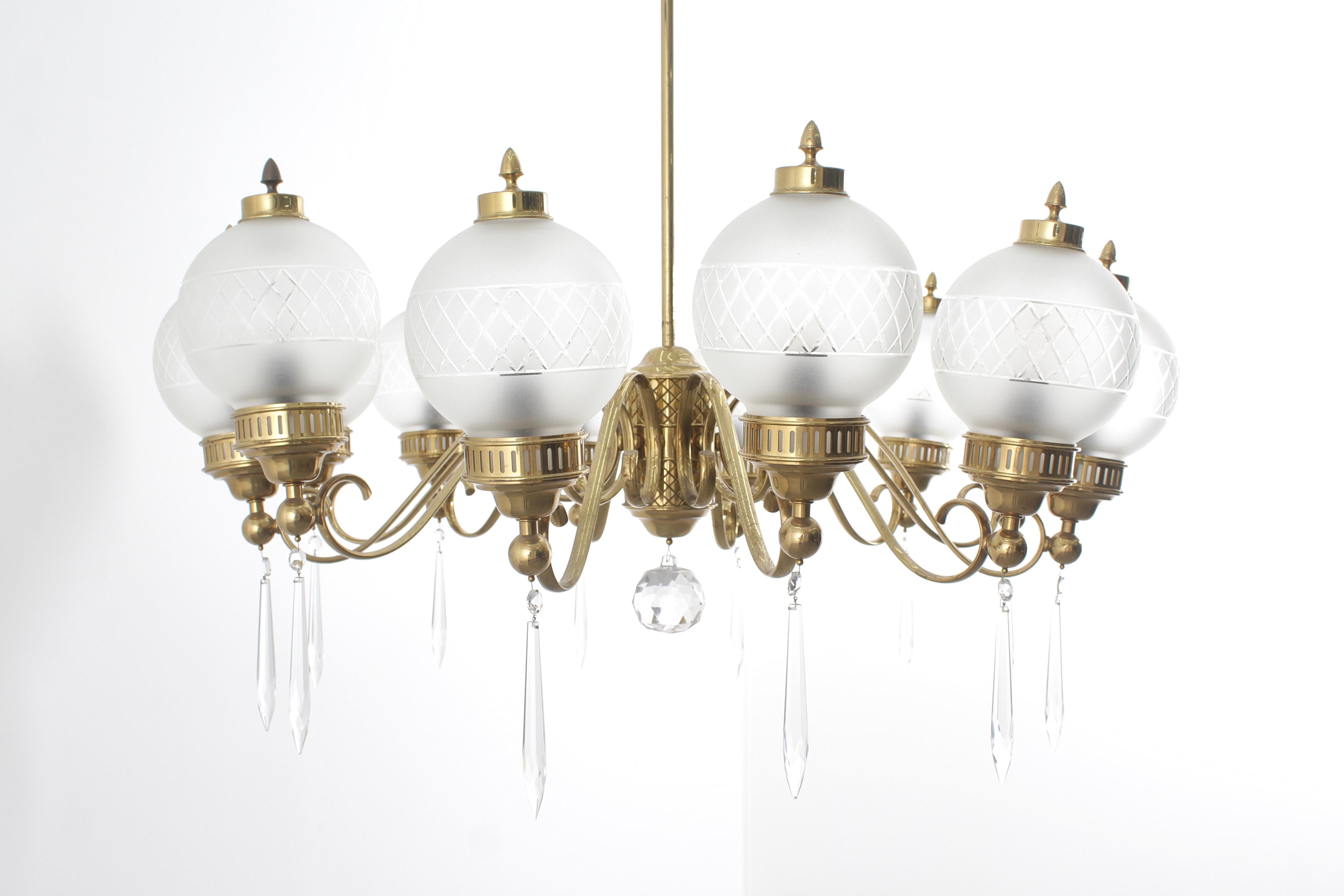 Metà XX secolo A. Lelii per Arteluce Imponente lampadario a 10 bracci in ottone e vetro 1950 Italia in vendita