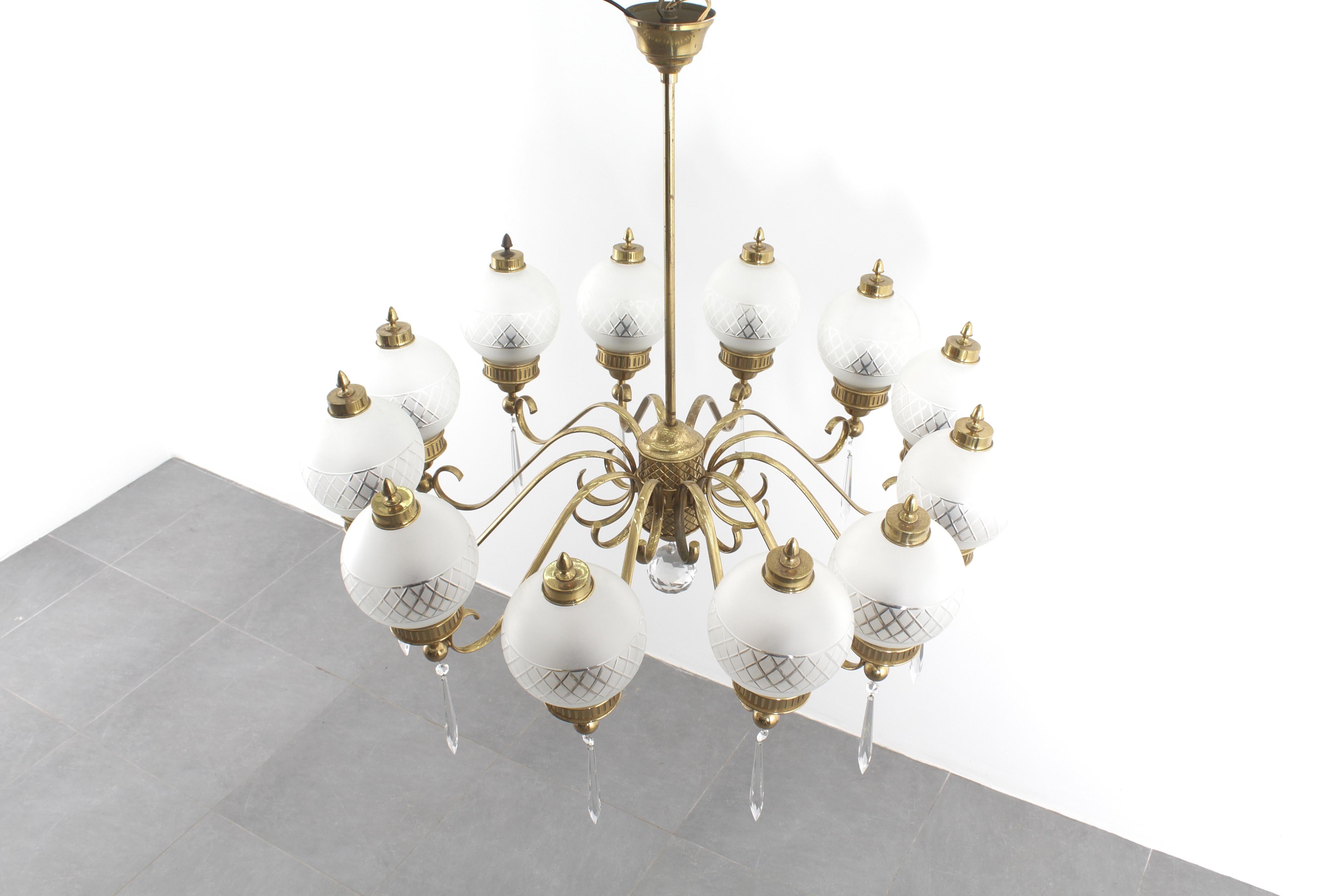 Ottone A. Lelii per Arteluce Imponente lampadario a 10 bracci in ottone e vetro 1950 Italia in vendita