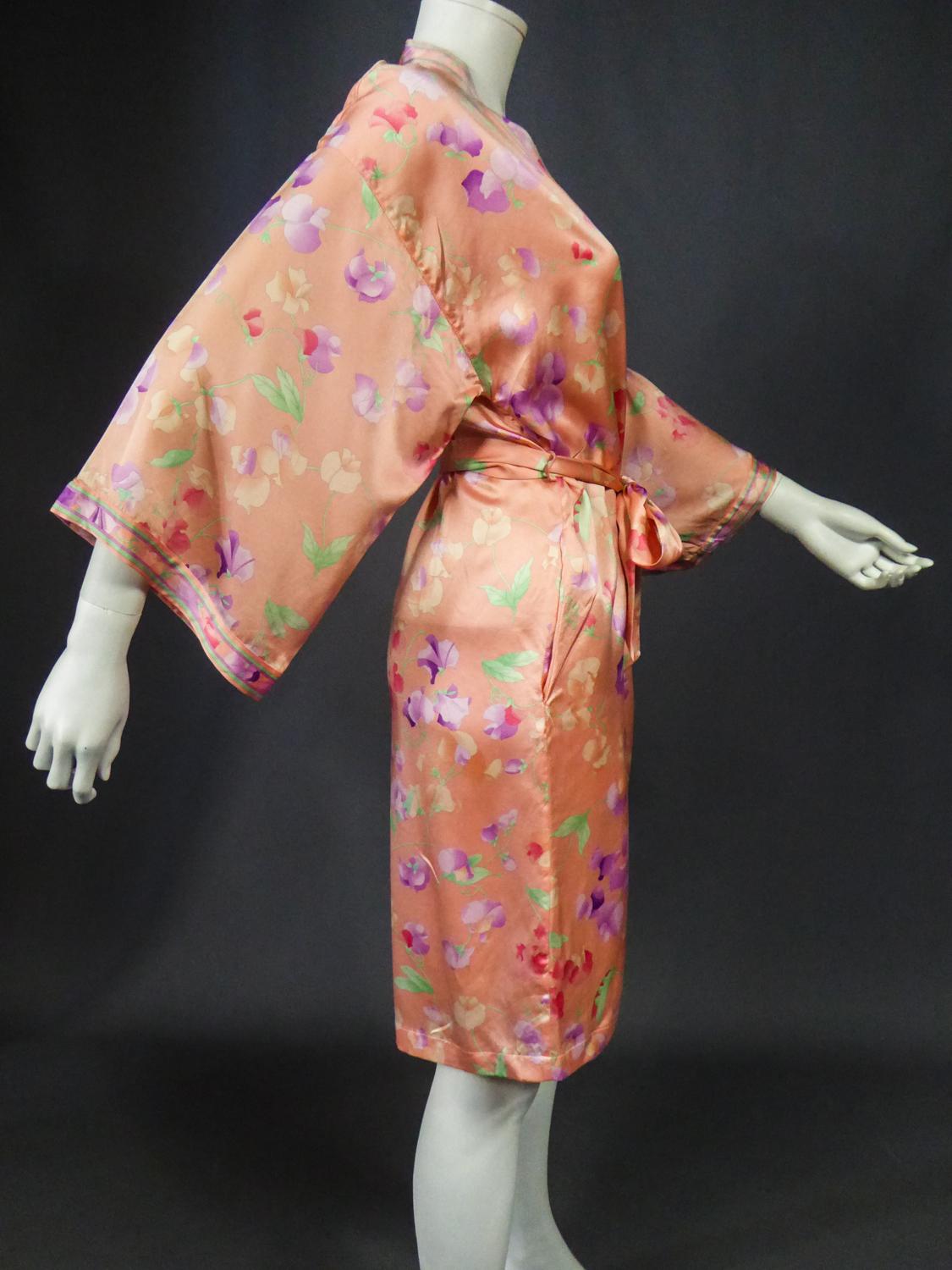 A Léonard - Robe d'intérieur d'inspiration japonaise en satin de soie imprimé, circa 2006 en vente 8