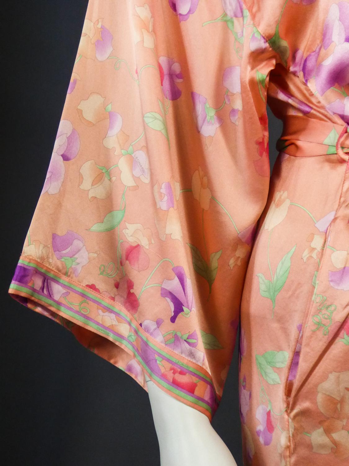 A Léonard Japanese-inspired Interior Robe in Printed Silk Satin Circa 2006 For Sale 8