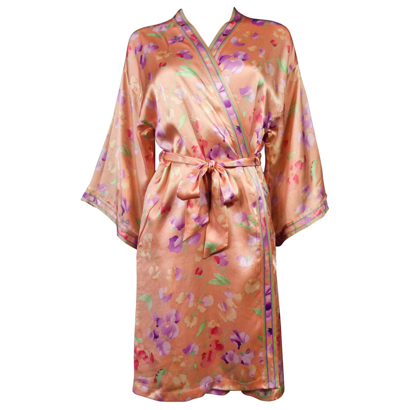 A Léonard - Robe d'intérieur d'inspiration japonaise en satin de soie imprimé, circa 2006 en vente