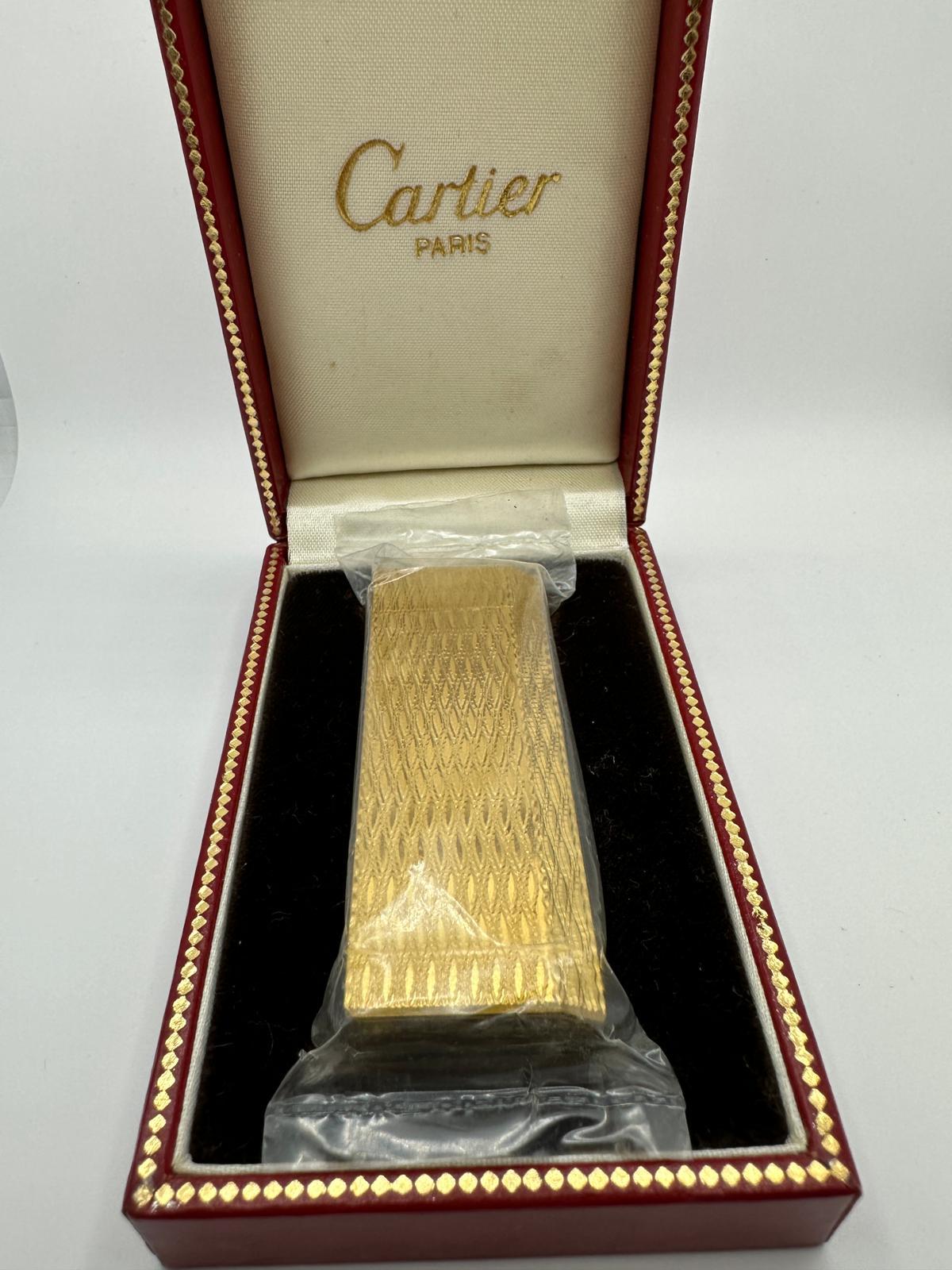 A Les Must De Cartier Paris 18k gold plated lighter In Excellent Condition In New York, NY