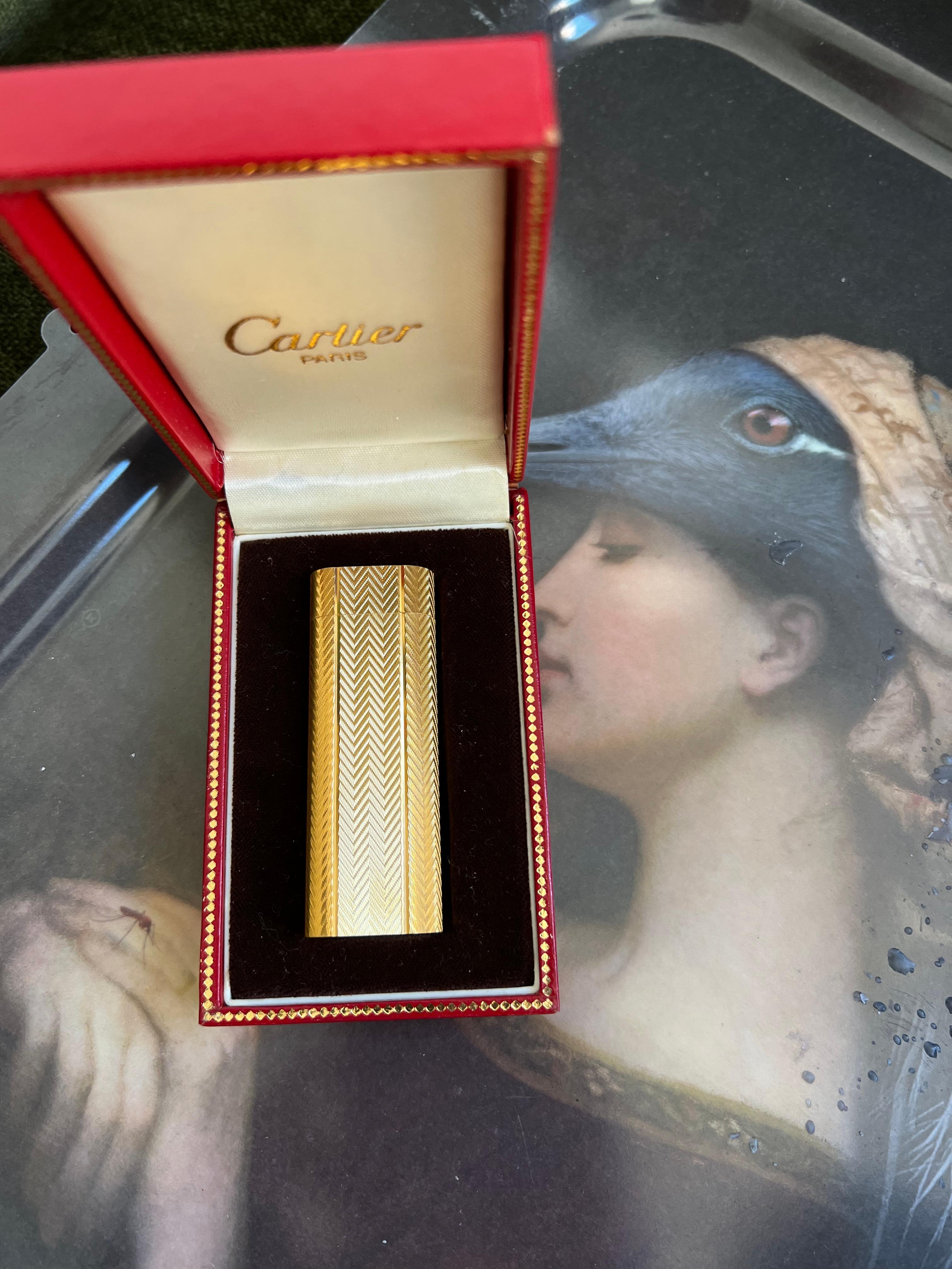 A Les Must De Cartier Paris 18k gold plated lighter In Excellent Condition In New York, NY