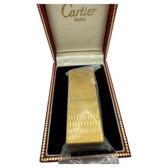 Un briquet Les Must De Cartier Paris en plaqué or 18k