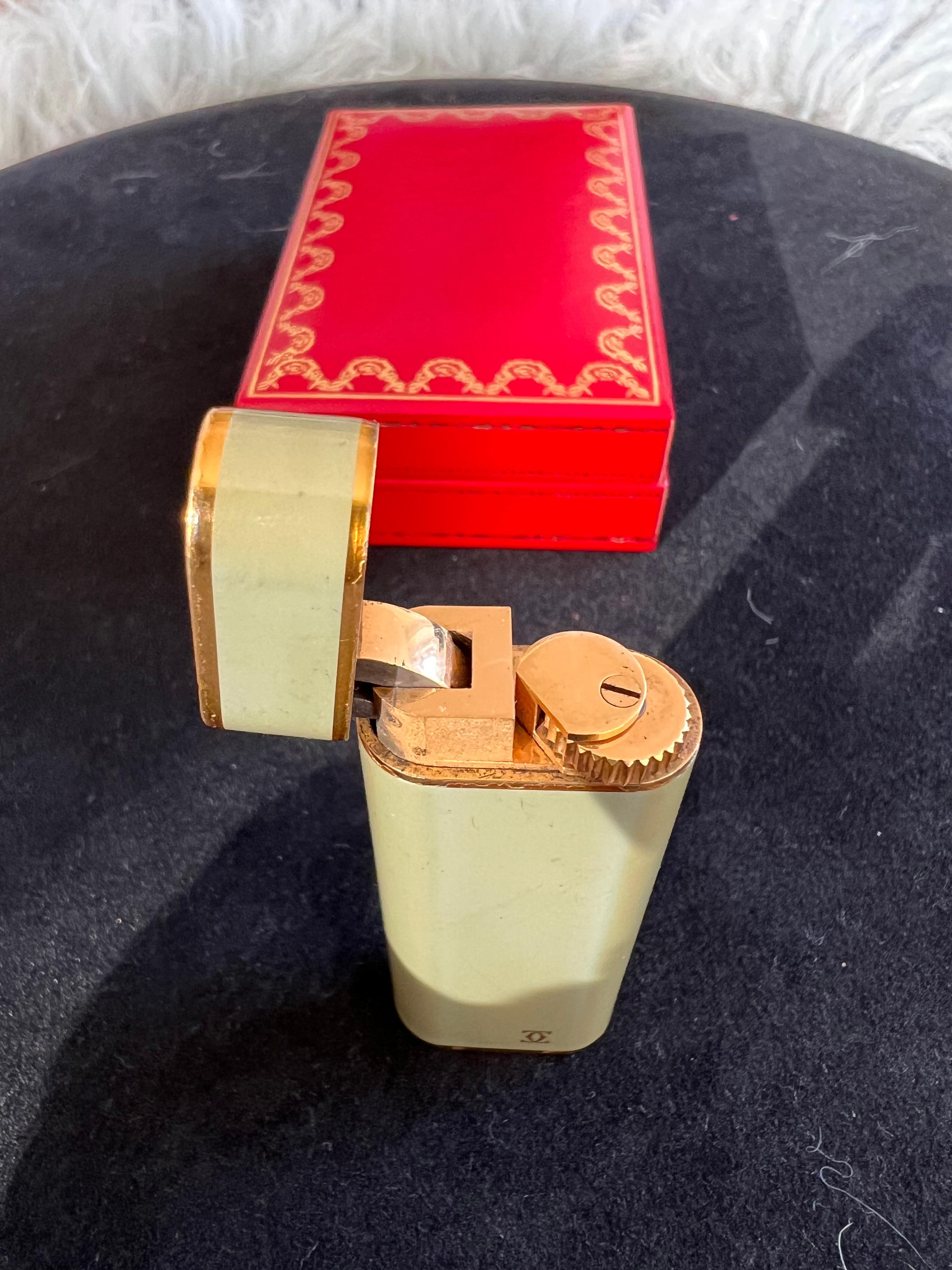 Vintage and Retro - A Les Must De Cartier Paris 18k gold plated lighter
Cartier lighter from the enamel line high end rare size
Gold plated and Olive Chinese lacquer, signed and numbered on the base.
complete of original box and warranty.
This