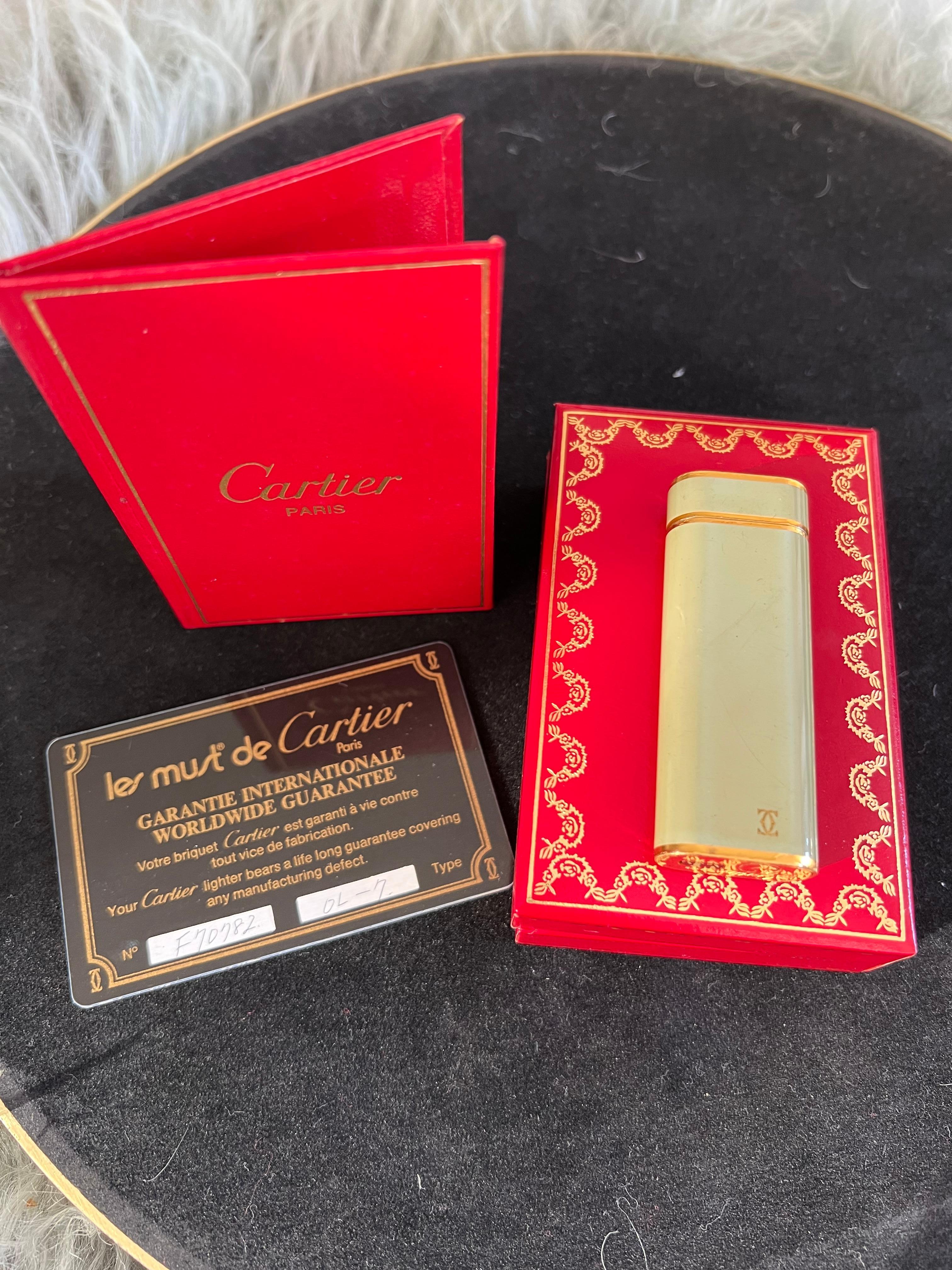 A Les Must De Cartier Paris 18k gold plated and Olive Chinese lacquer lighter In Excellent Condition In New York, NY