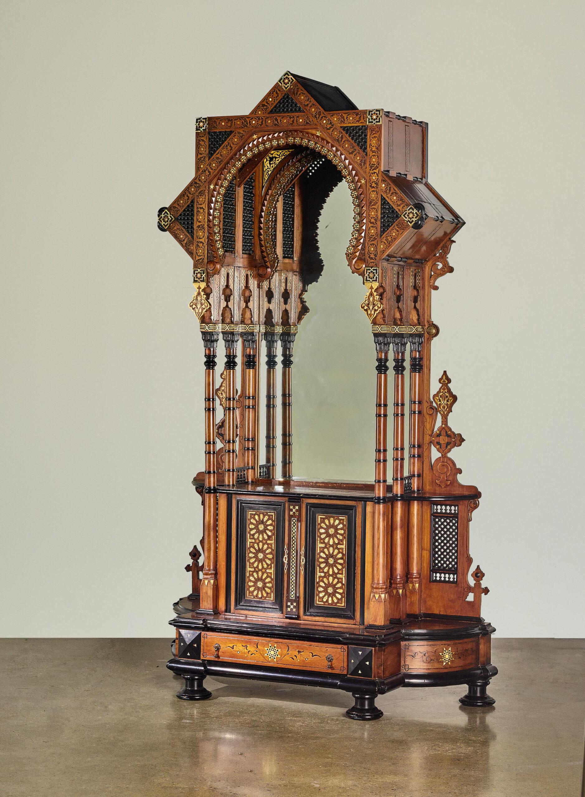 Ein levantinischer Ständer mit Intarsien aus Knochen und Muscheln, der Giuseppe Parvis (1831-1909) zugeschrieben wird. Parvis war ein italienischer Möbeltischler und Möbeldesigner. Er wurde 1831 in Lomellina, in der italienischen Region Piemont,