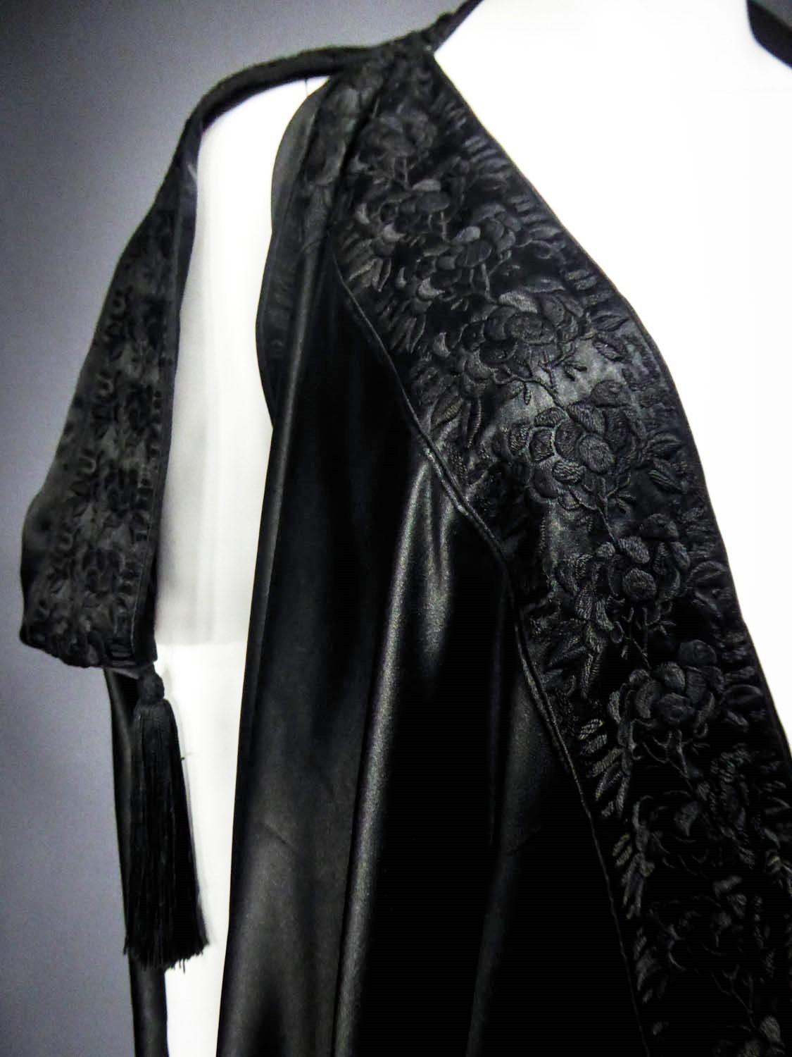 A Liberty and Co Evening Embroidered Satin Cape Circa 1920 In Excellent Condition In Toulon, FR