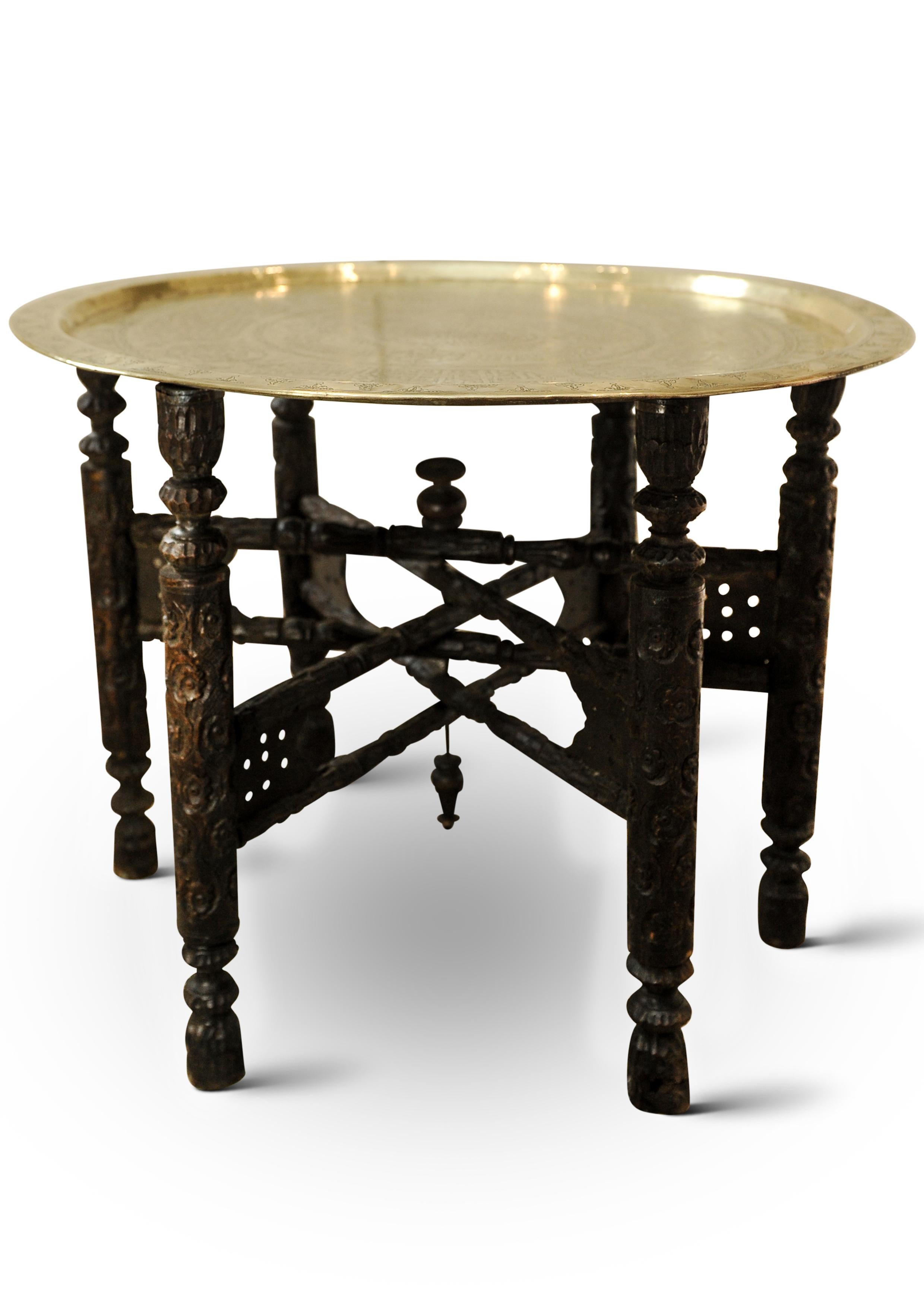 Ein traditioneller Liberty of London Style Hand Crafted Middle Eastern Folding Tea Table mit abnehmbarem Messing runden Tablett, verziert mit einem geätzten sich wiederholenden Muster auf Basis.

