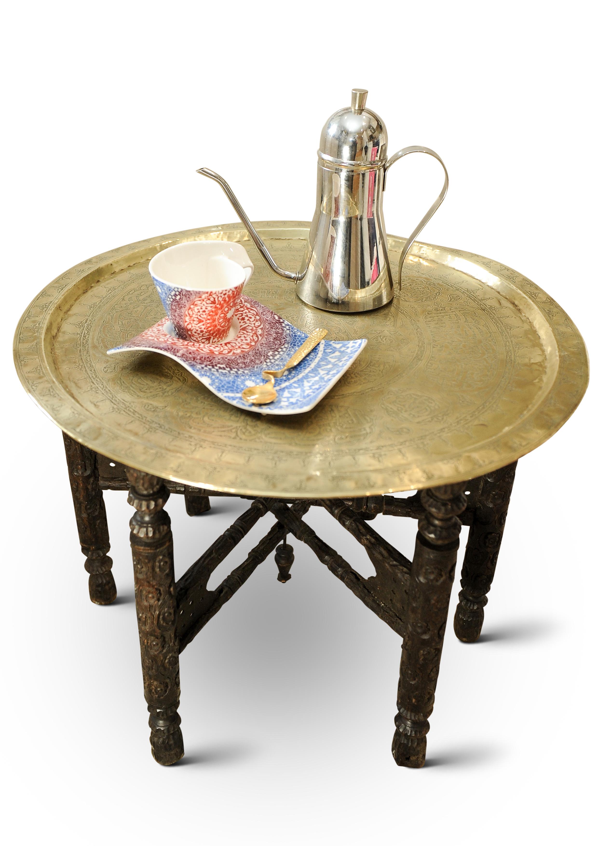 Dekorativer Eastern-Teetisch im Londoner Liberty of London-Stil mit abnehmbarem Tablett im Zustand „Gut“ im Angebot in Reading, Berkshire