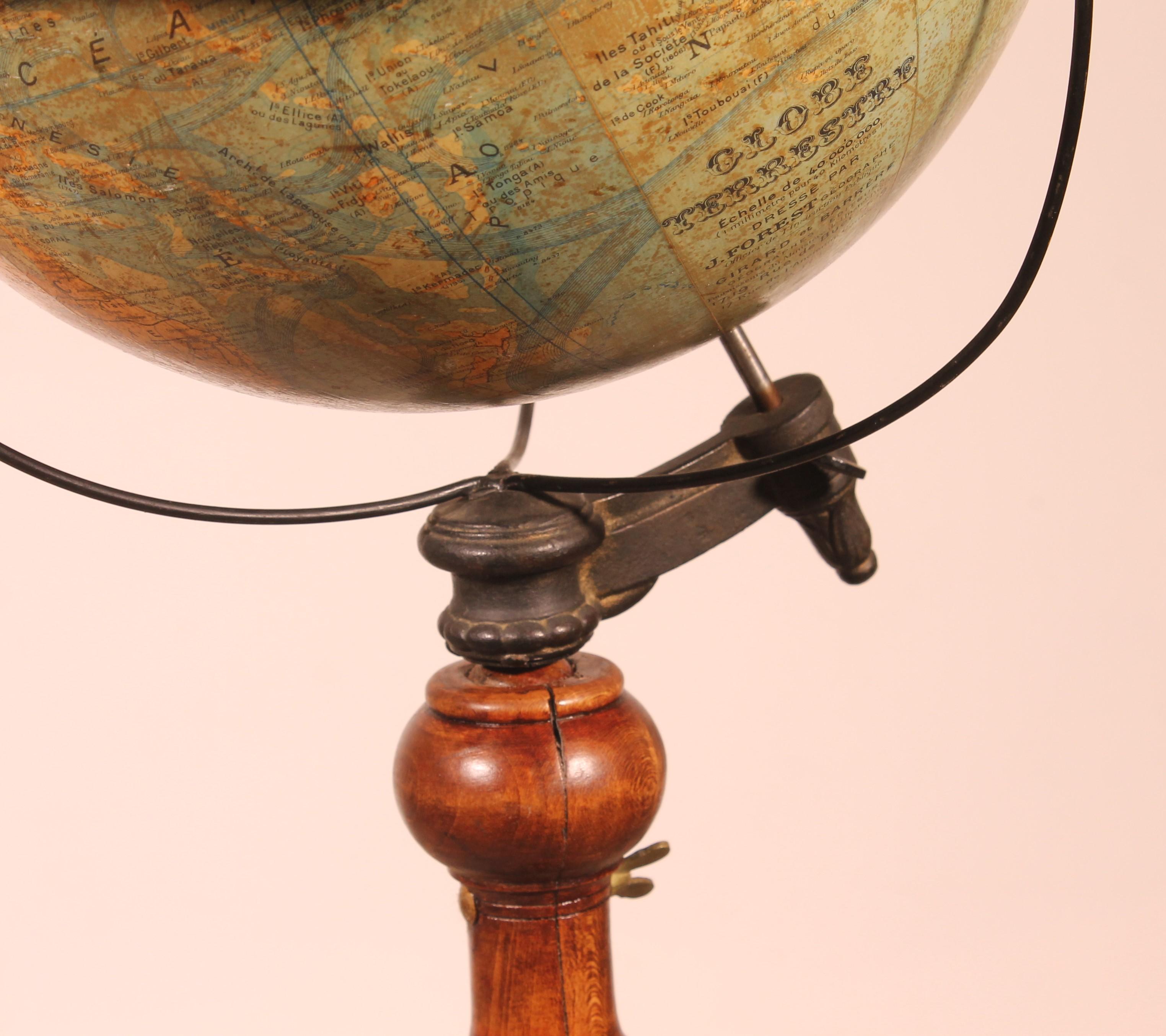 Sehr schöner Bibliotheksglobus von J.Forest Paris rue de Buci aus dem 19.

Globen auf Ständern sind am seltensten. Dieses Exemplar von J. Forest, einem berühmten Pariser Verlagshaus aus dem 19. Jahrhundert, hat einen sehr schönen gedrechselten