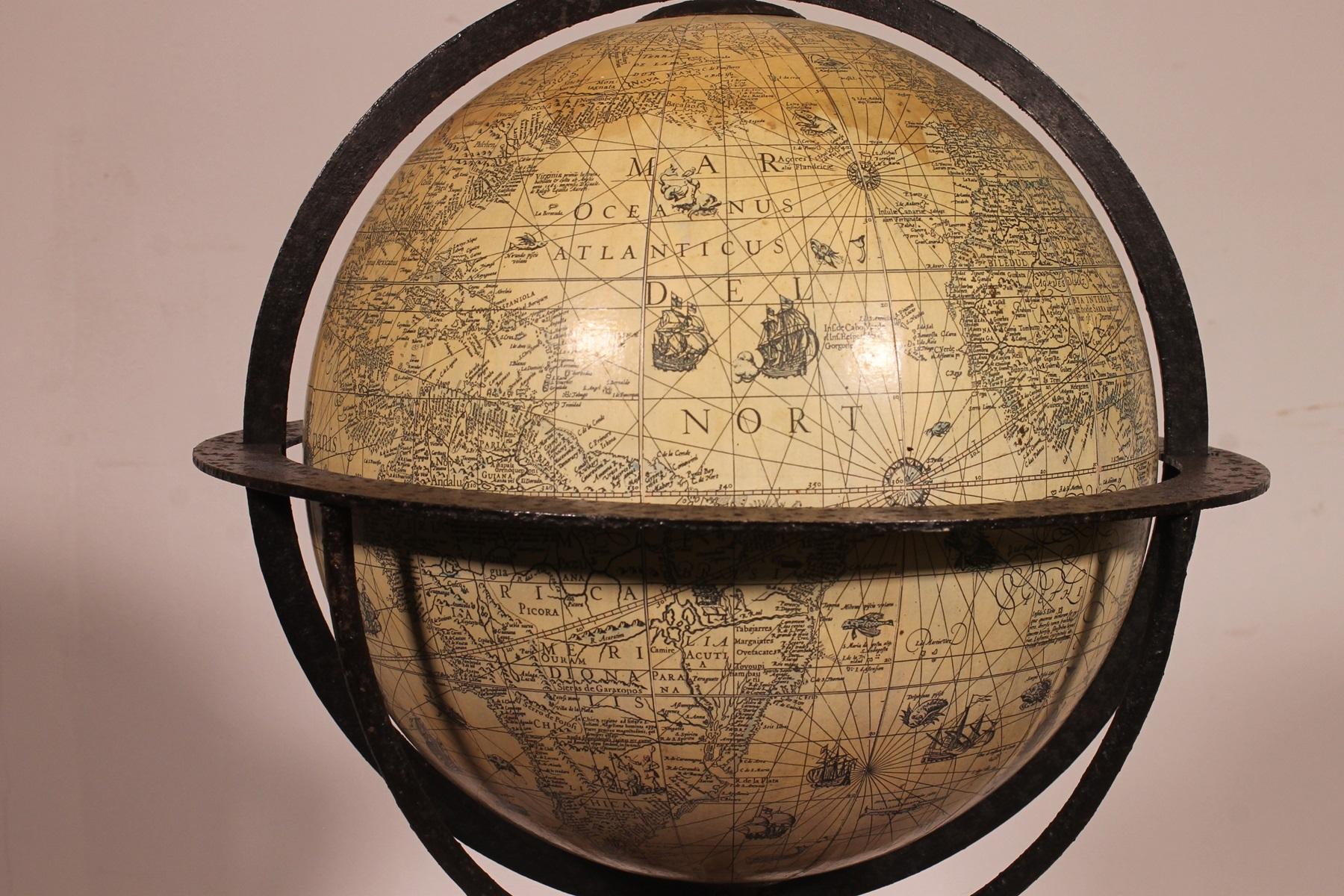 Globe terrestre avec base en fer forgé en vente 4