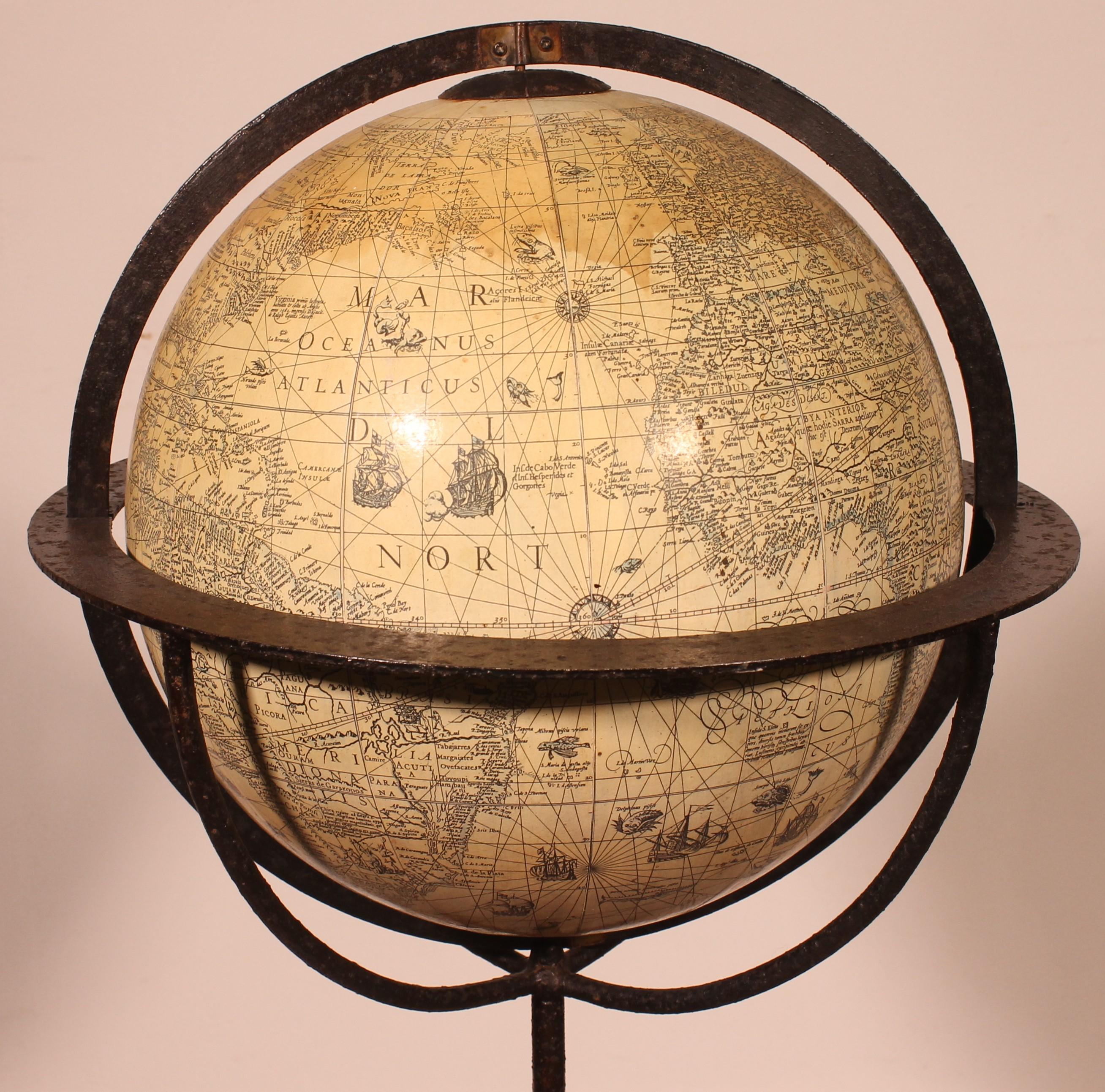 Mouvement esthétique Globe terrestre avec base en fer forgé en vente