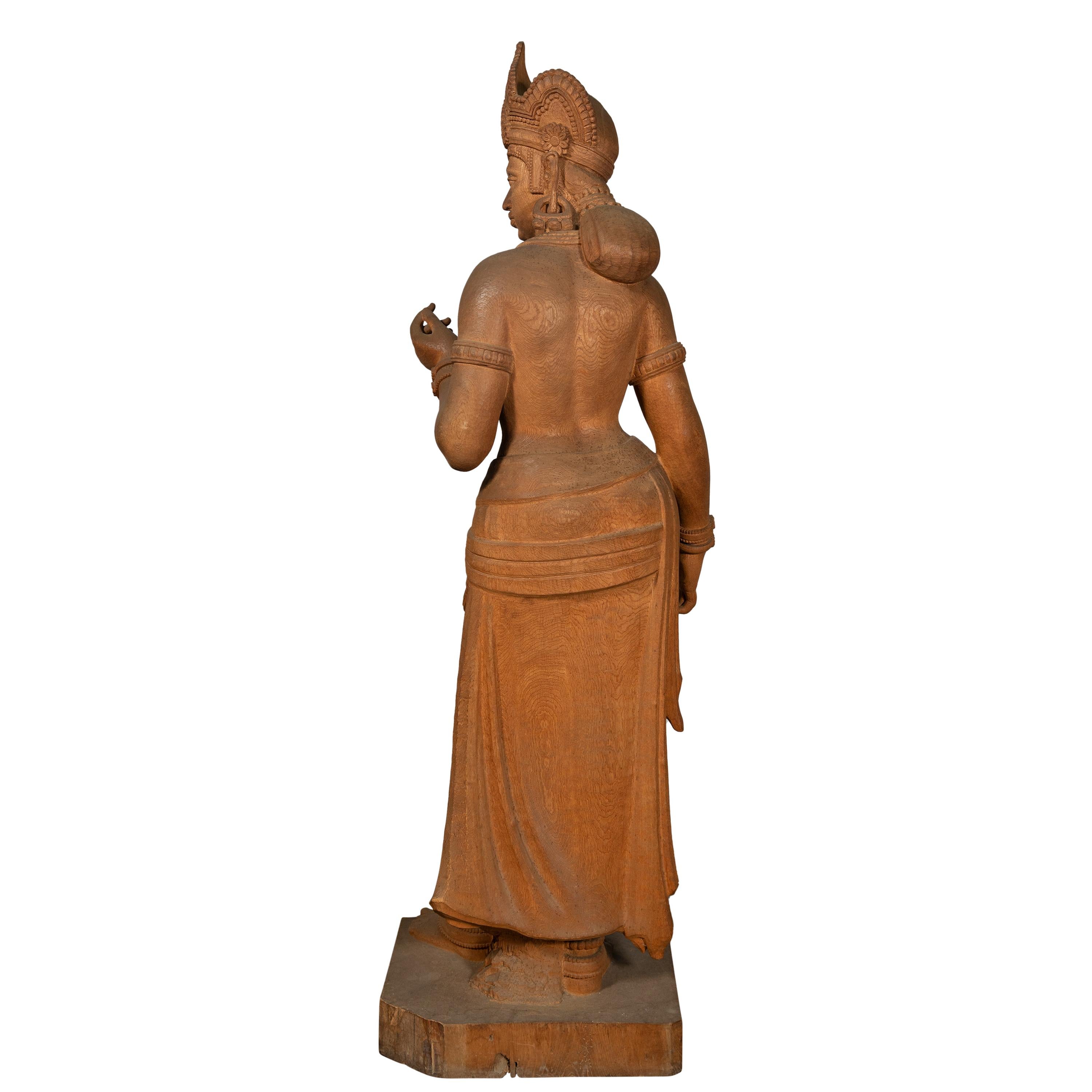 Eine lebensgroße geschnitzte Holzskulptur der hinduistischen Göttin Parvati (Indisch) im Angebot