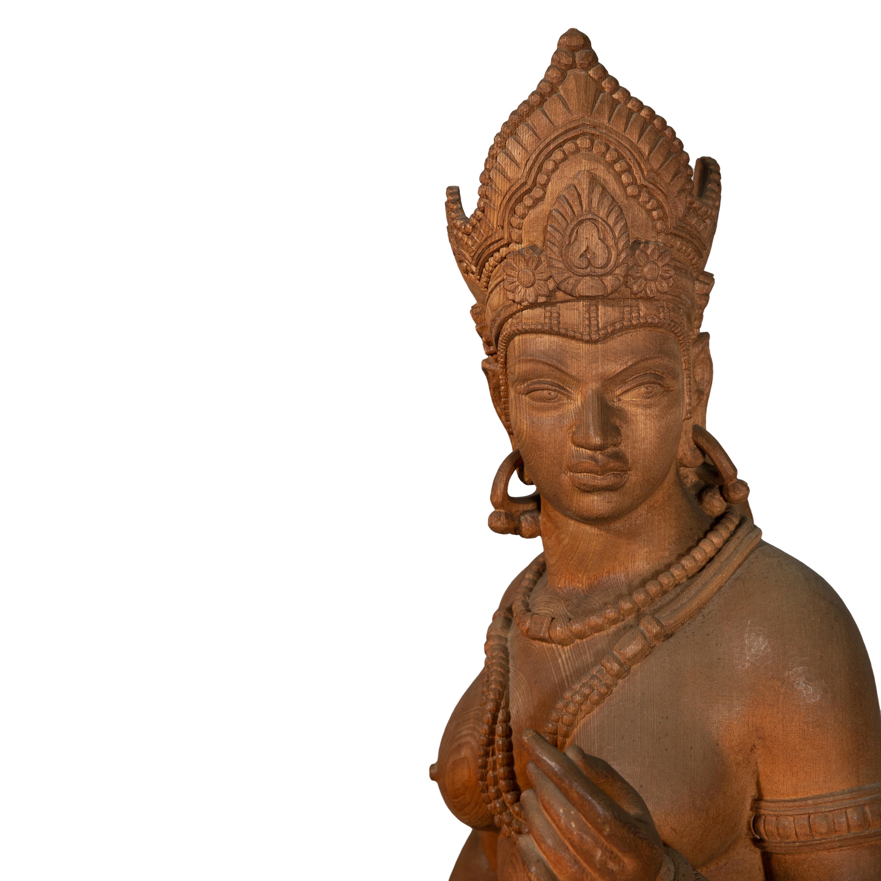 Eine lebensgroße geschnitzte Holzskulptur der hinduistischen Göttin Parvati (20. Jahrhundert) im Angebot