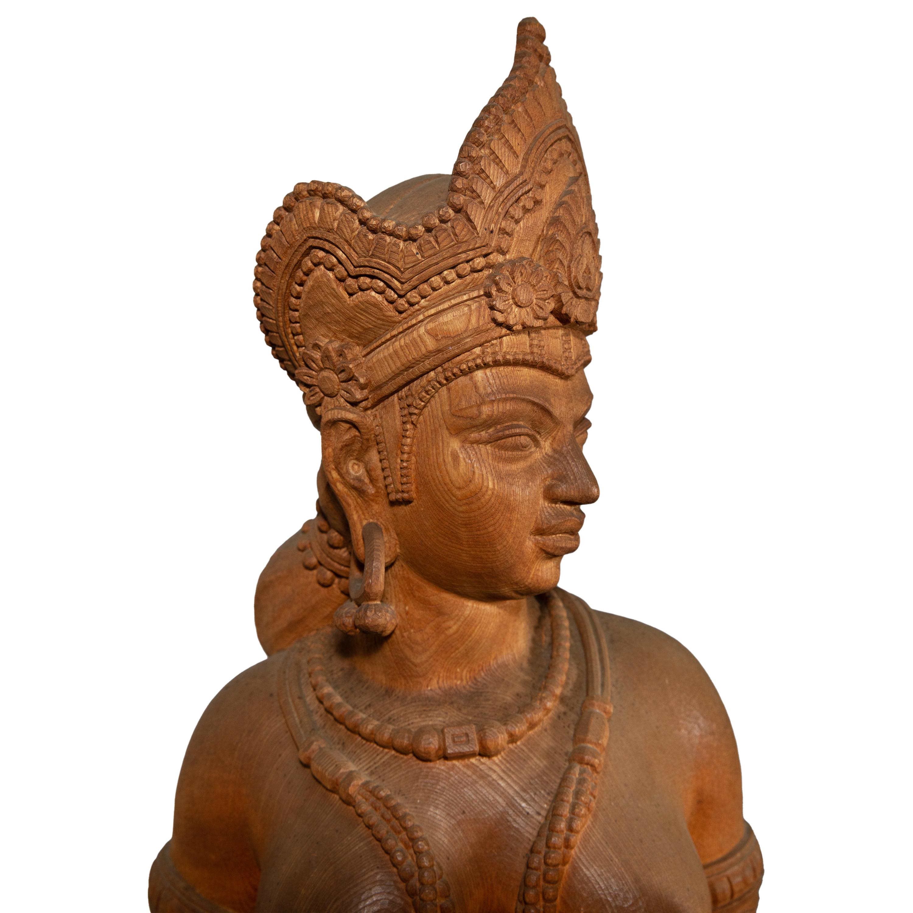Eine lebensgroße geschnitzte Holzskulptur der hinduistischen Göttin Parvati im Angebot 1