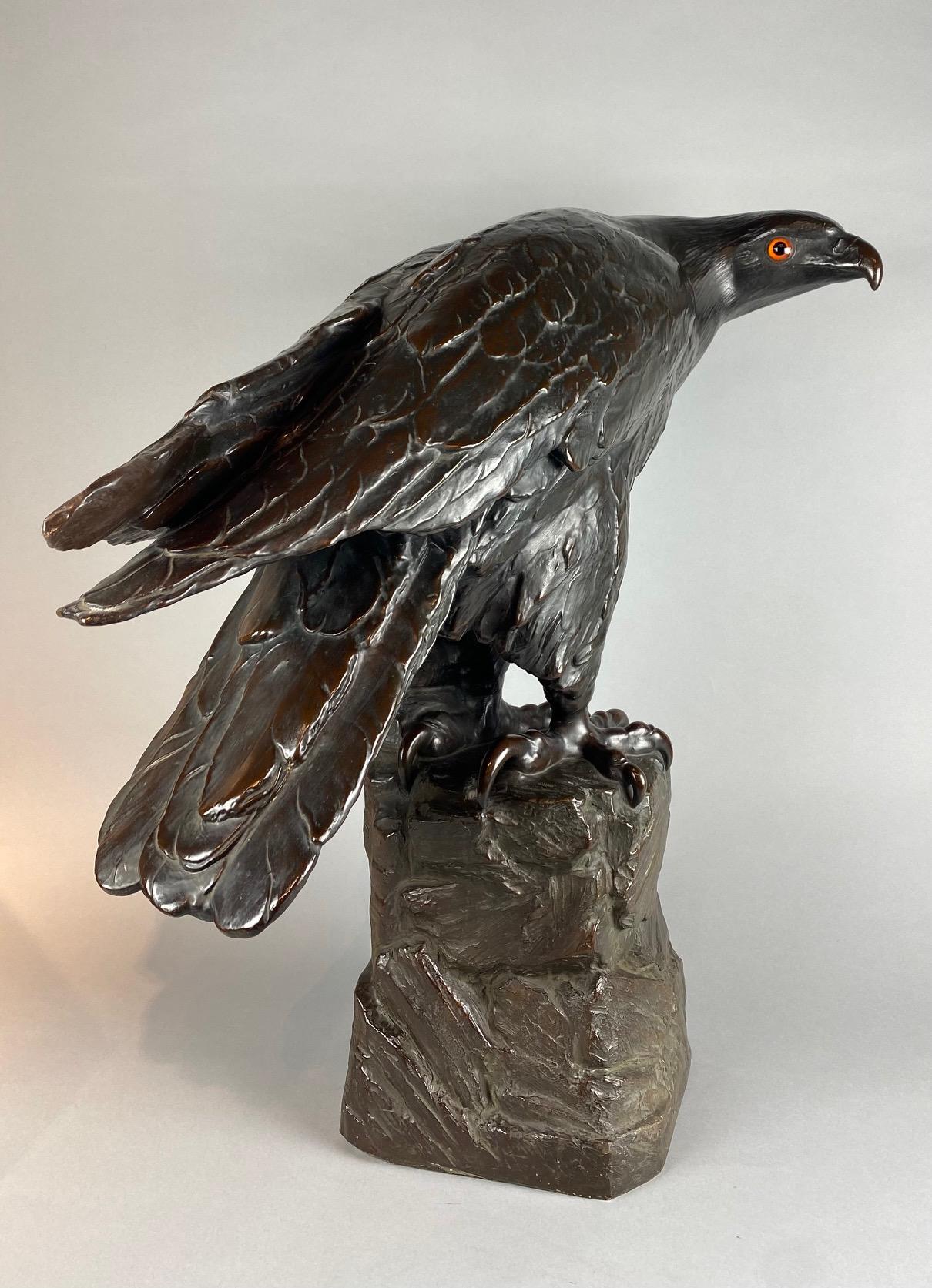 Inizio XX secolo Scultura in terracotta colorata di un'aquila a grandezza naturale di Reps & Trinte. in vendita