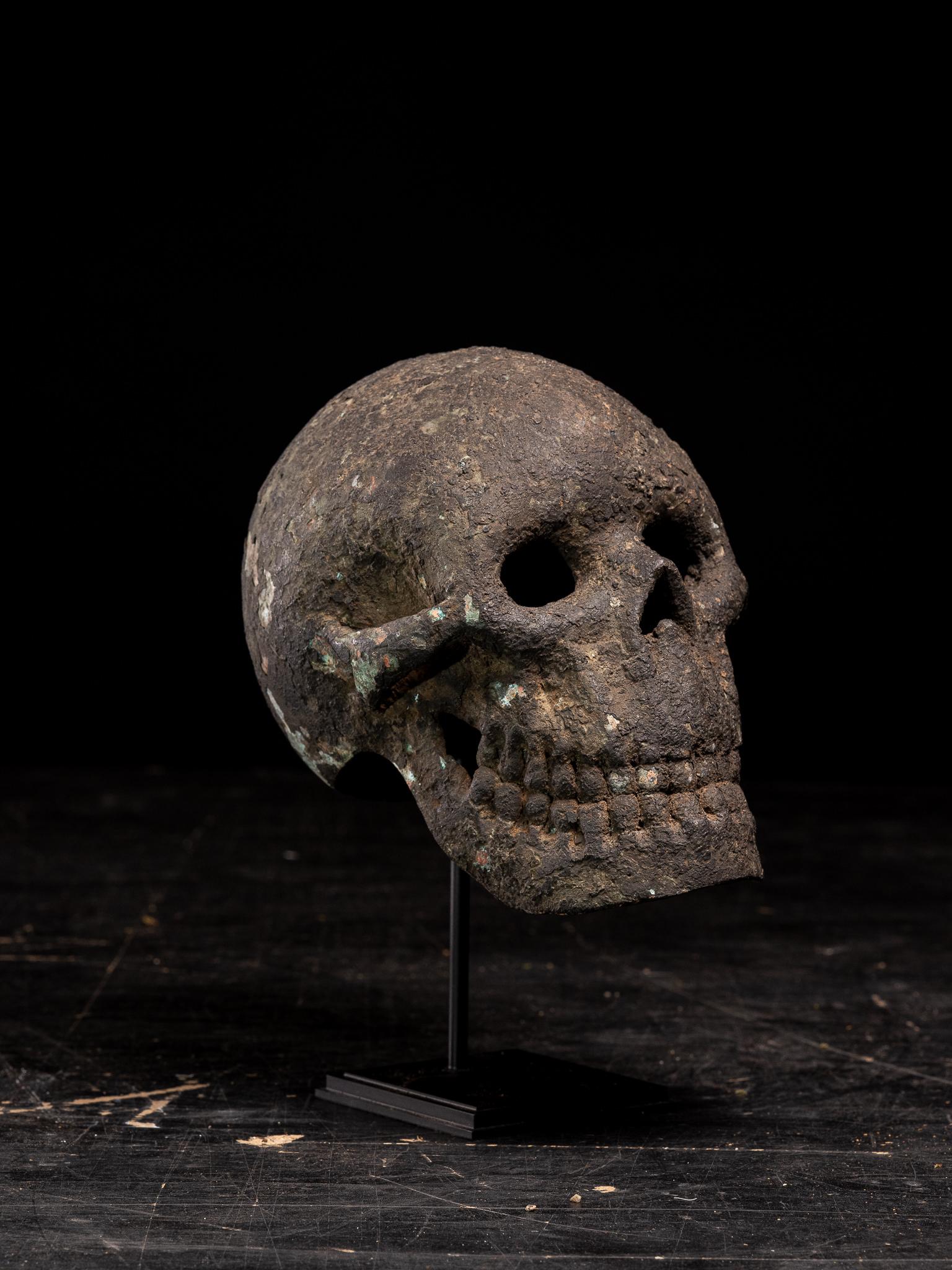Lebensgroßer Bronzeabguss eines menschlichen Schädels aus dem 19. Jahrhundert (Momento Mori), französische Sammlung im Angebot 4