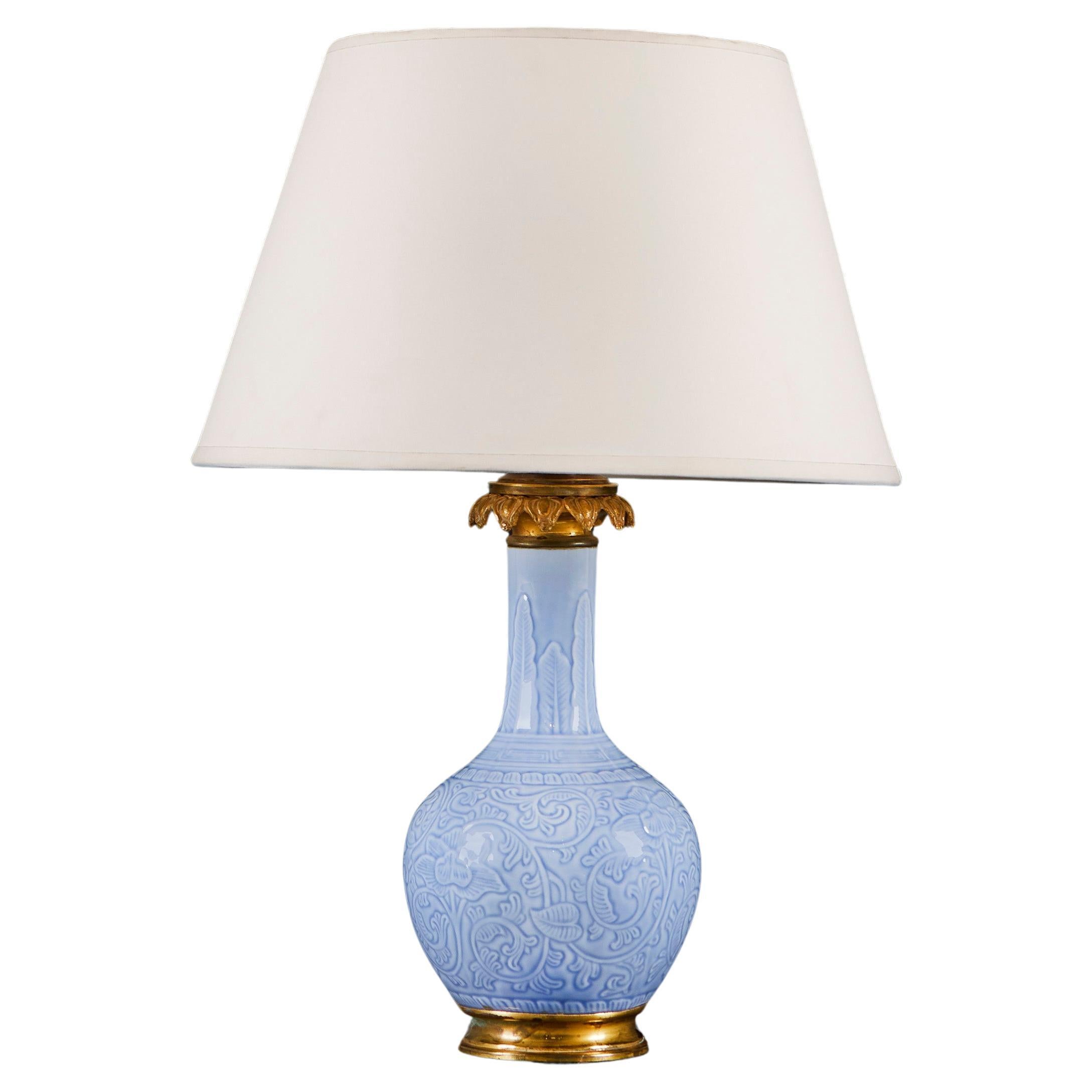 Hellblaue Celadon-Glasurvase als Tischlampe