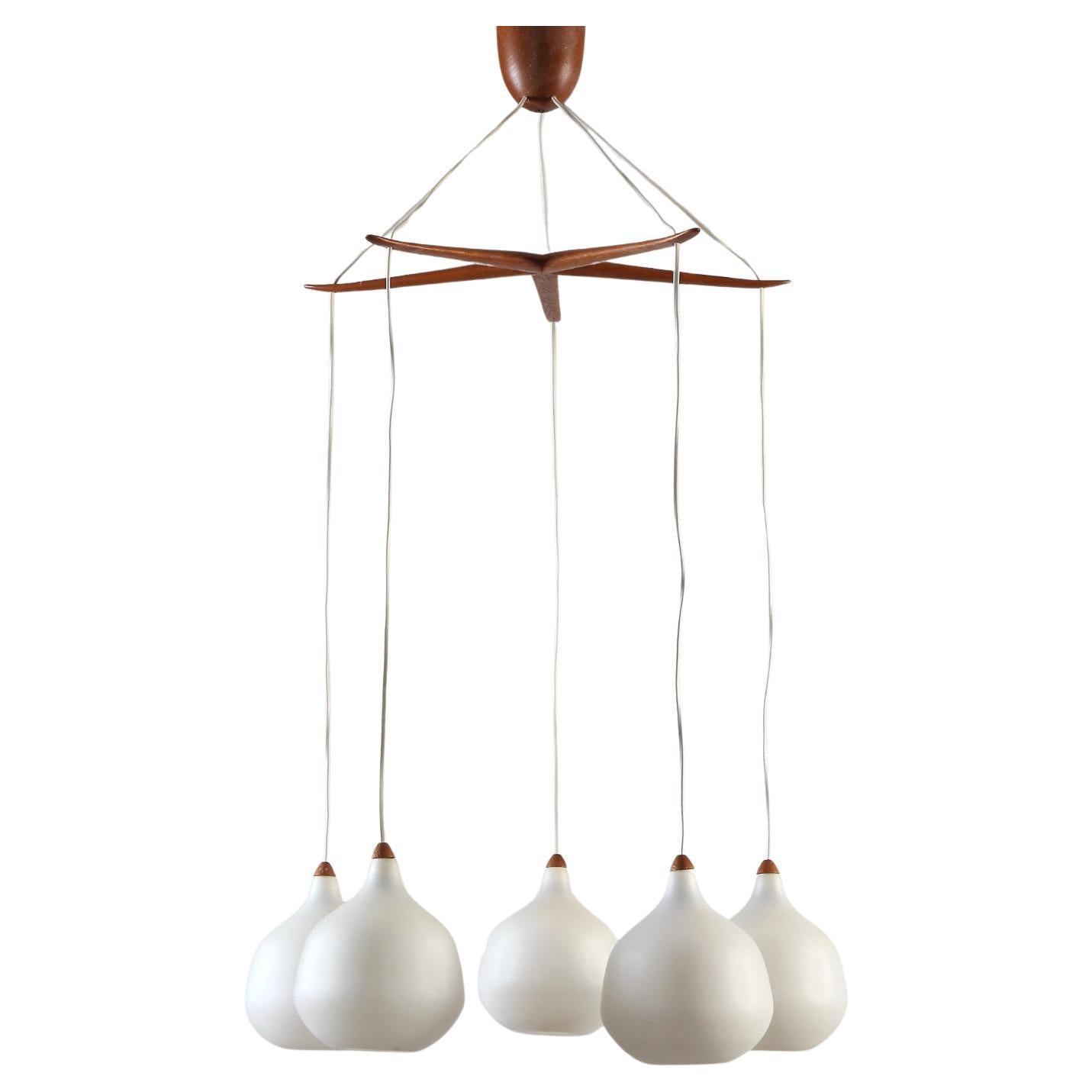 Una lampada a sospensione di Uno & Östen Kristiansson.