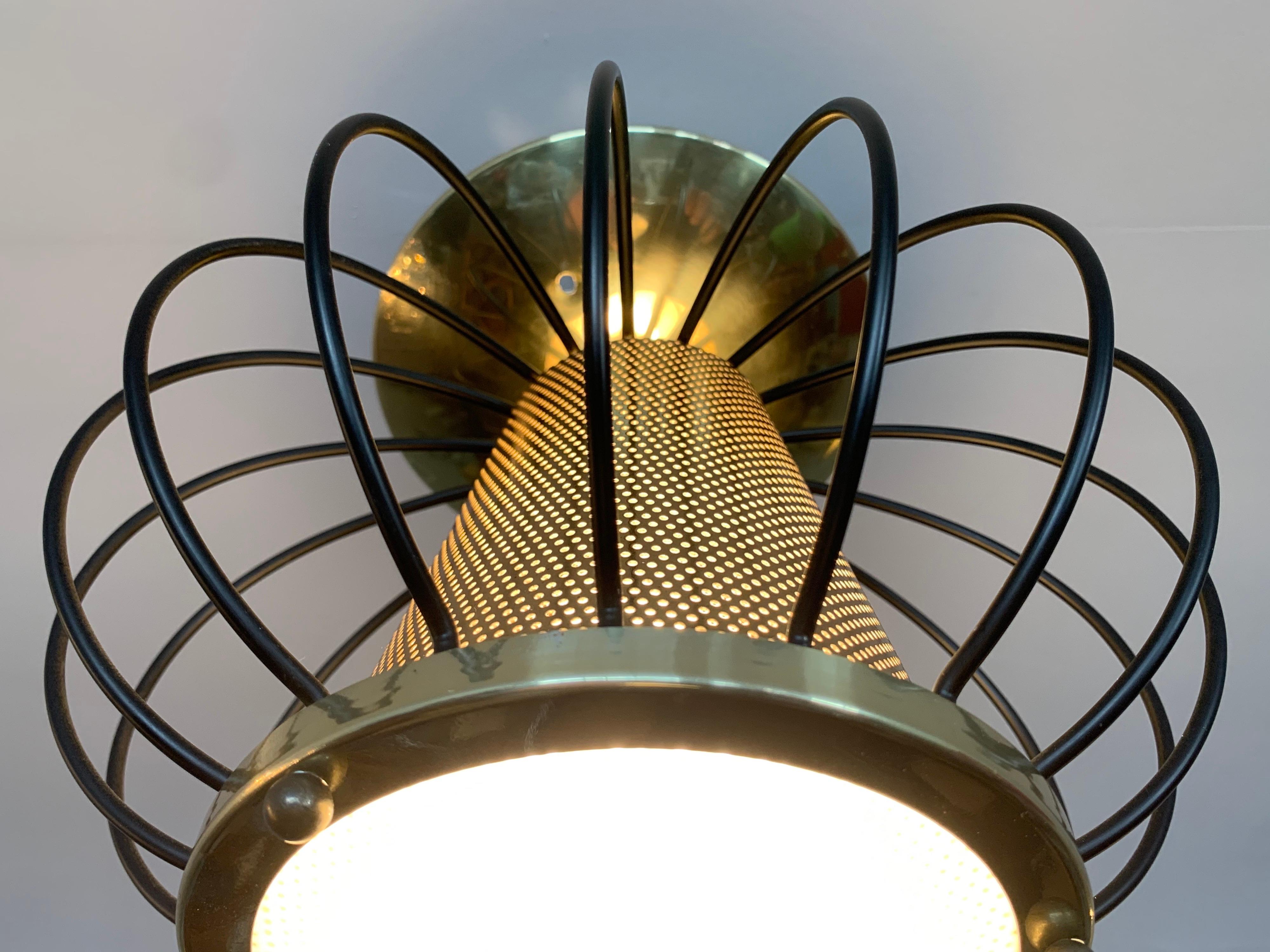 Un stile atomique classique, une lampe à suspension du milieu du siècle par Lightolier. Plafonnier encastré avec diffuseur en verre et abat-jour en laiton perforé. Parfait pour un plafond bas ou un petit espace. Mesure environ 8