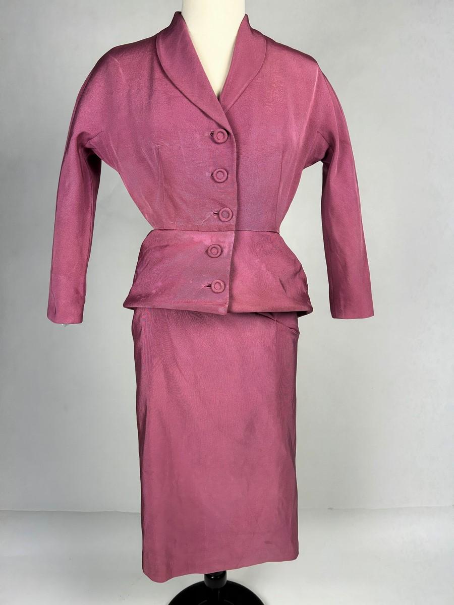 Circa 1951
France
A tailor-effect dress in lilac pink silk ottoman after the famous couturier Jacques Griffe, dating from the early 1950s. A clever cut inspired by Christian Dior's Bar suit, with an integrated skirt and fitted jacket whose