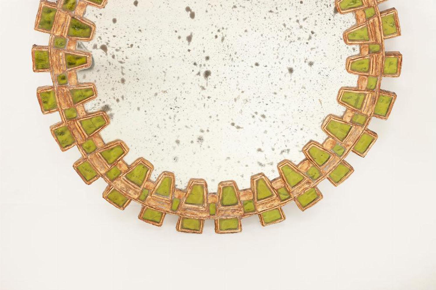 Mid-Century Modern Miroir convexe en verre vert citron, dans un design Tudor. en vente