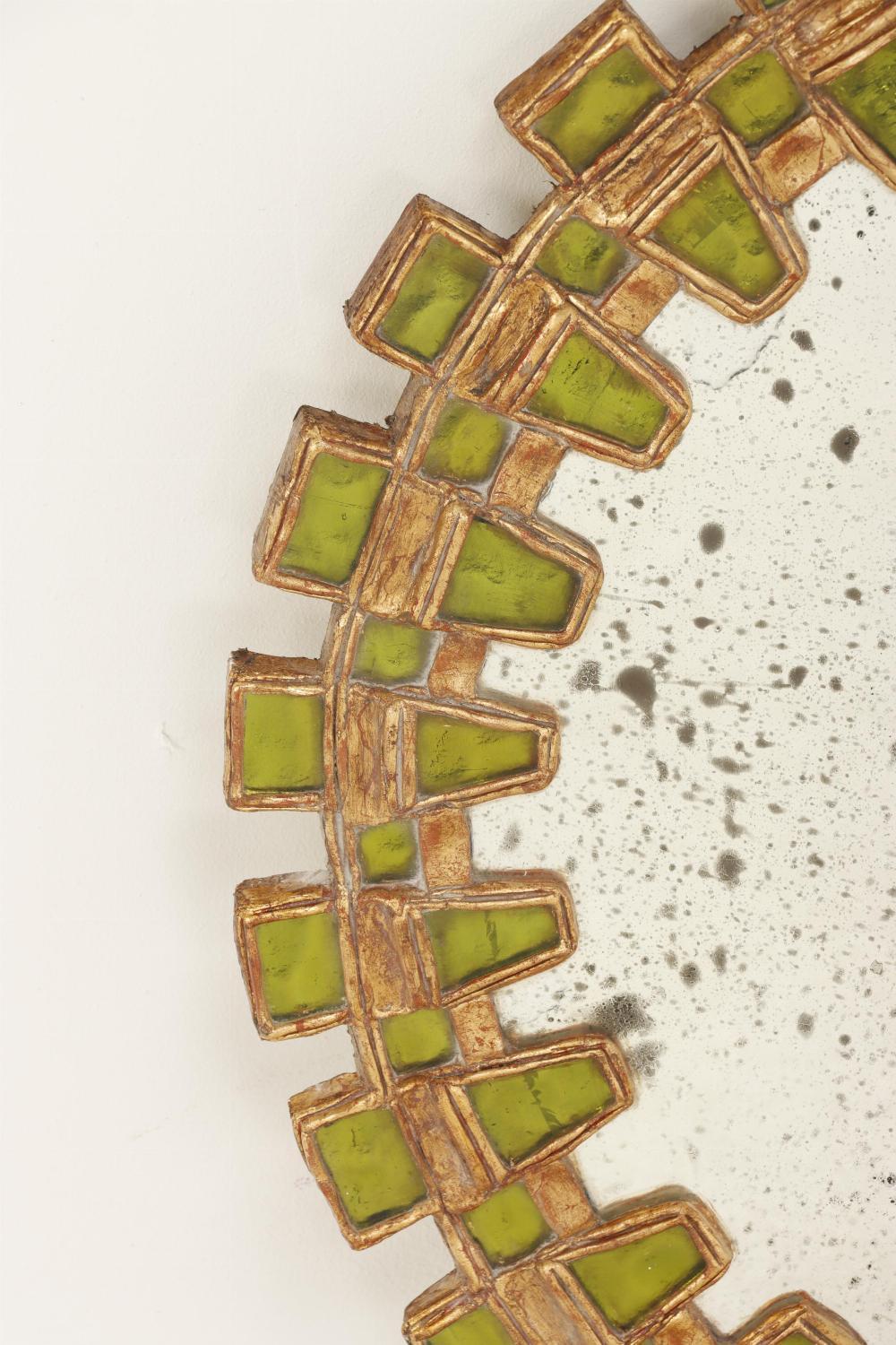 Argentin Miroir convexe en verre vert citron, dans un design Tudor. en vente
