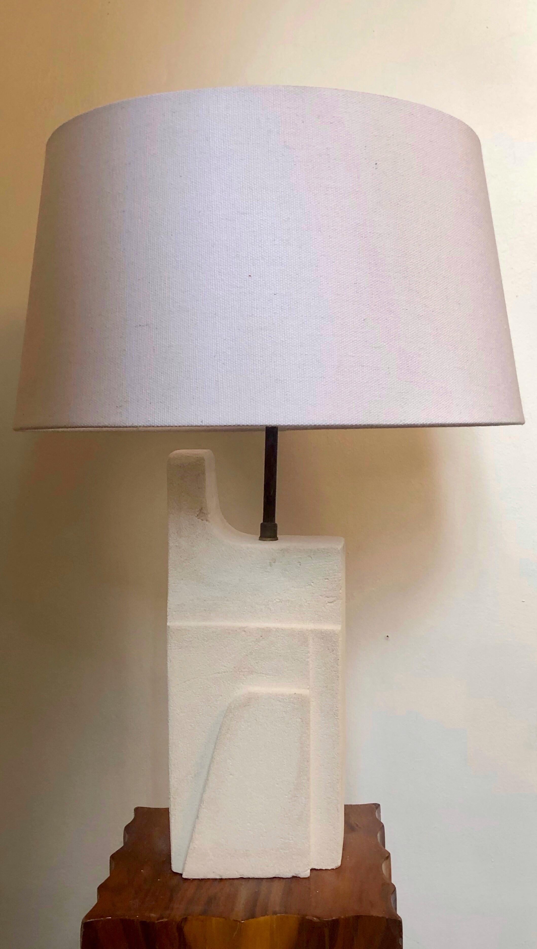 Vintage-Lampe aus massivem, geschnitztem Kalkstein aus den 1970er Jahren, nach dem Vorbild von Albert Tormos, Frankreich. 
Vollständig neu verdrahtet und mit neuer Beschattung.

Höhe ohne Schirm: 38 cm.
Steinbreite: 13 cm.
Steintiefe: 9