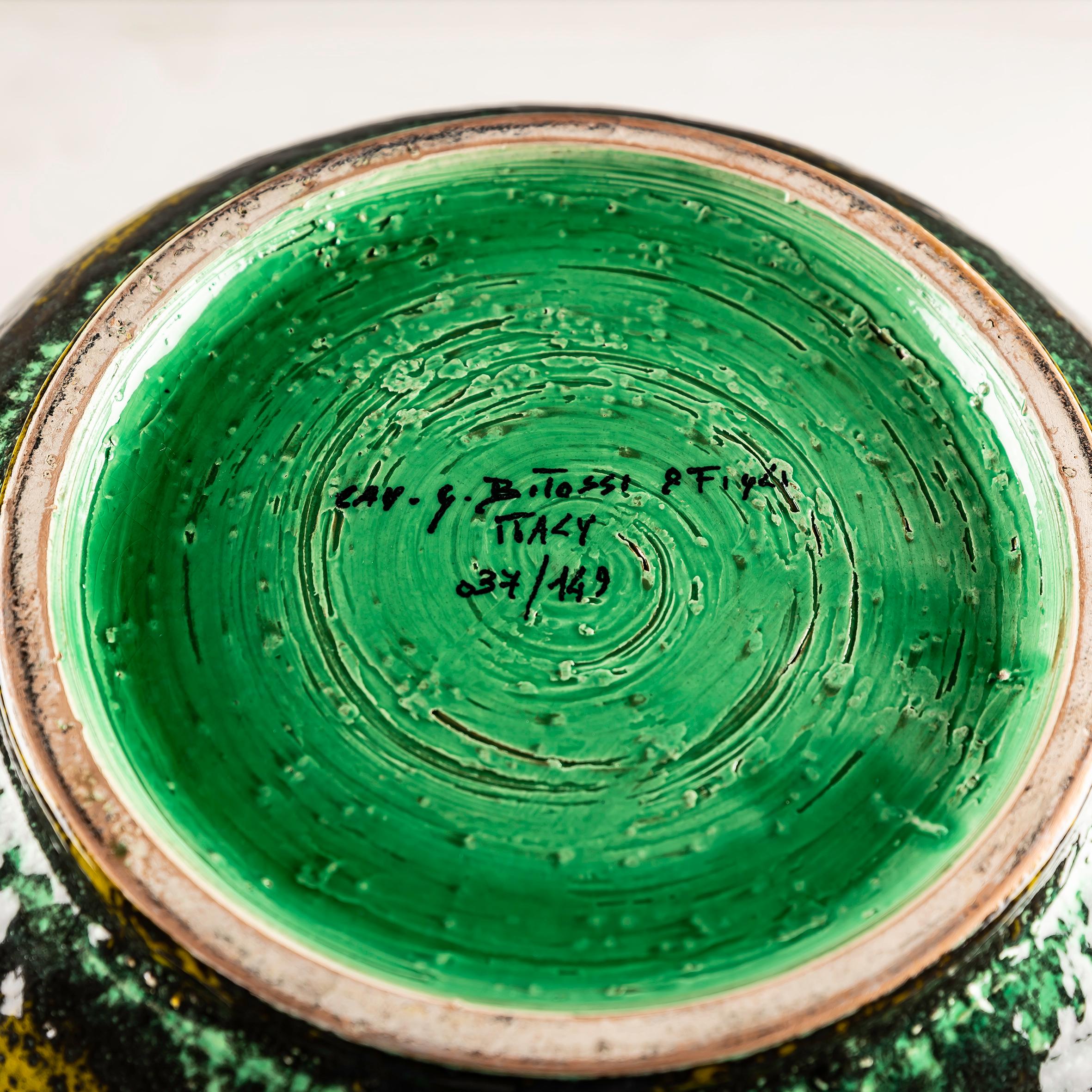 Vase von Aldo Londi für Bitossi Ceramiche, handgedreht mit Einschnitten auf rotem Ton. Diese handwerklich gefertigte Vase gehört zur Kollektion Rimini mit dem Dekor Via Veneto und ist mit einer olivgrünen und hellgrünen Halbglanzglasur versehen. Sie