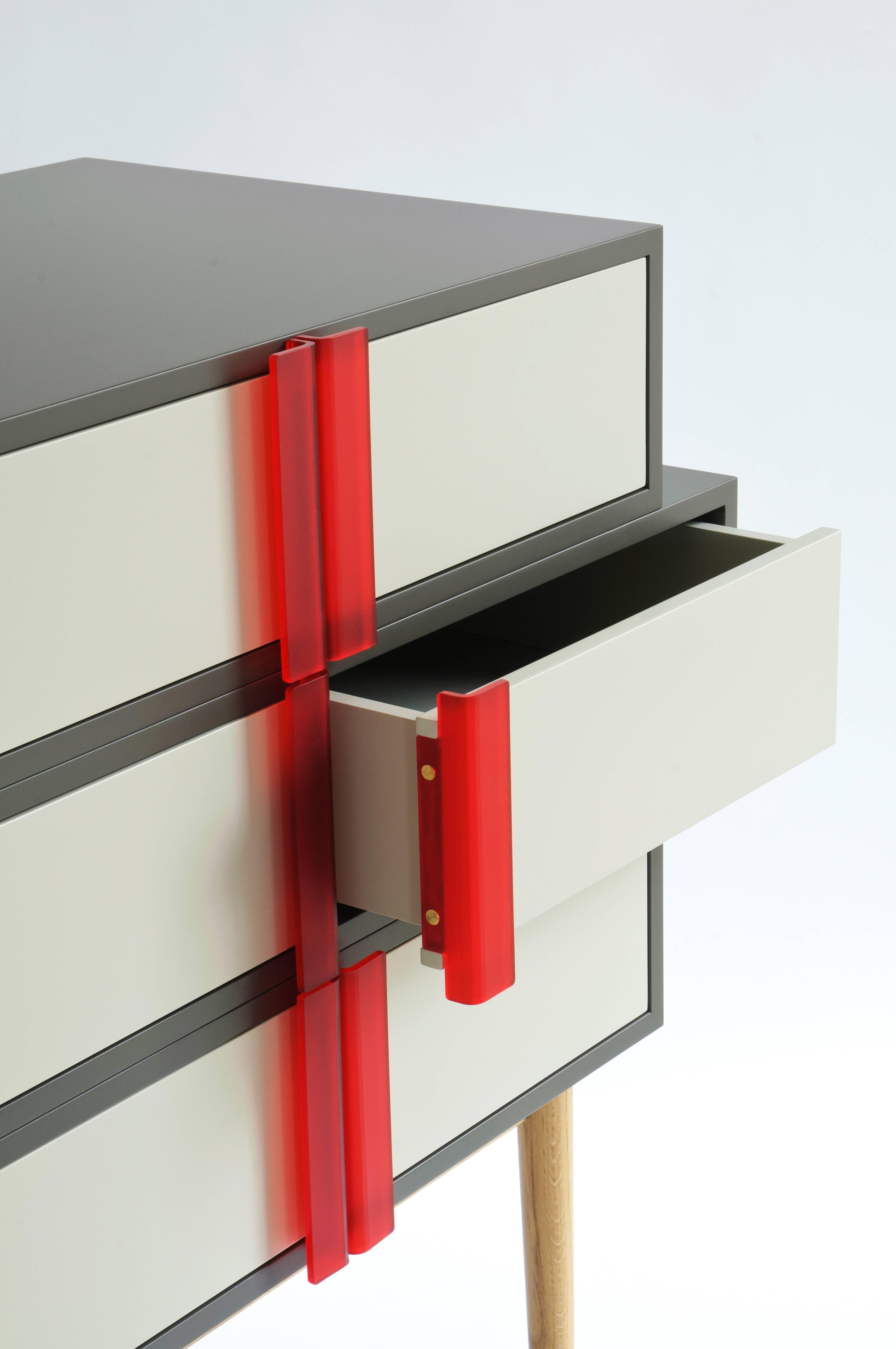 Minimaliste Commode trapèze A-Line pieds en chêne gris foncé tiroirs gris clair boîte à poignées rouges opalescentes  en vente