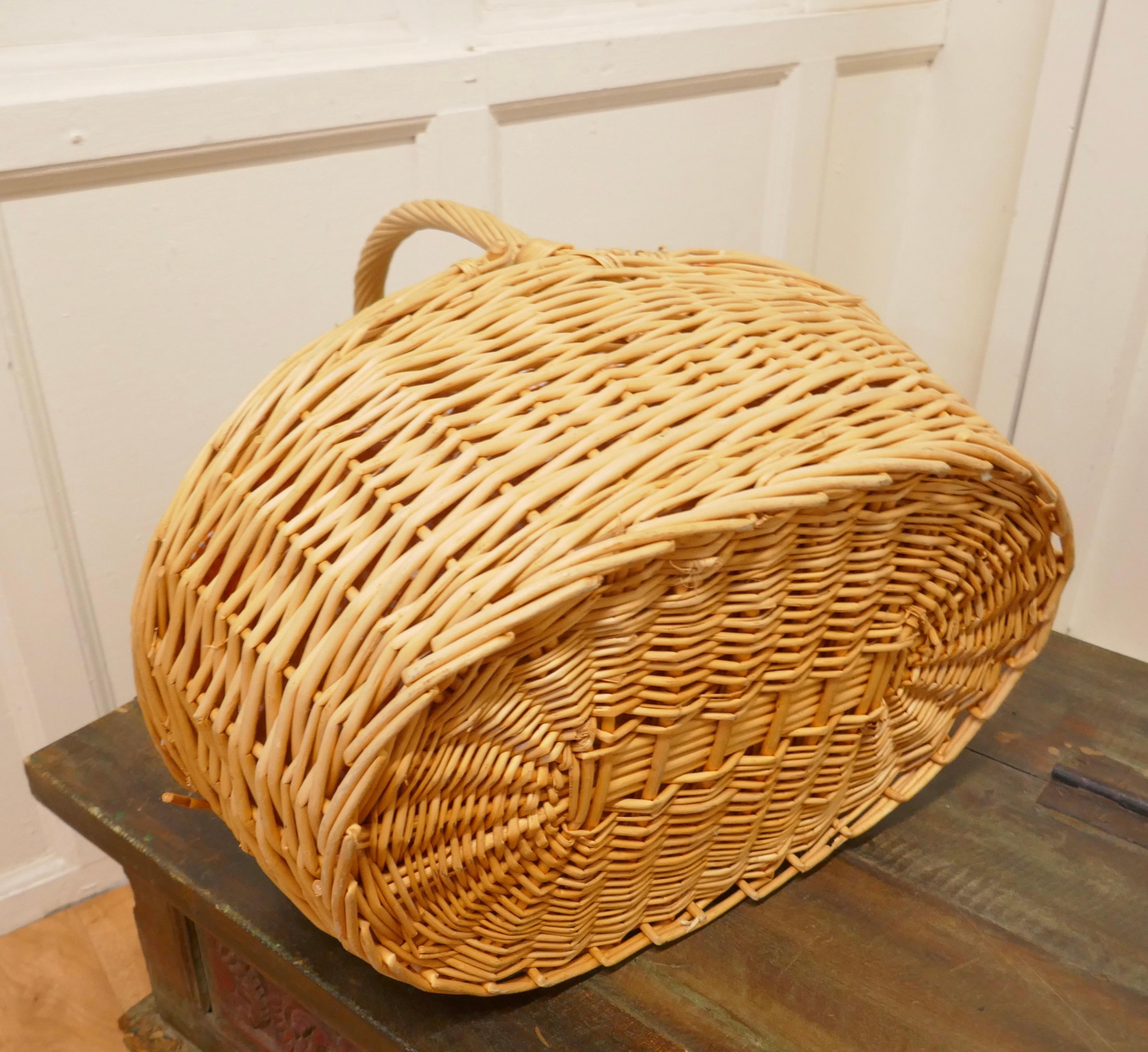 Leinenbezogener ovaler Wicker-Picknickkorb (20. Jahrhundert) im Angebot