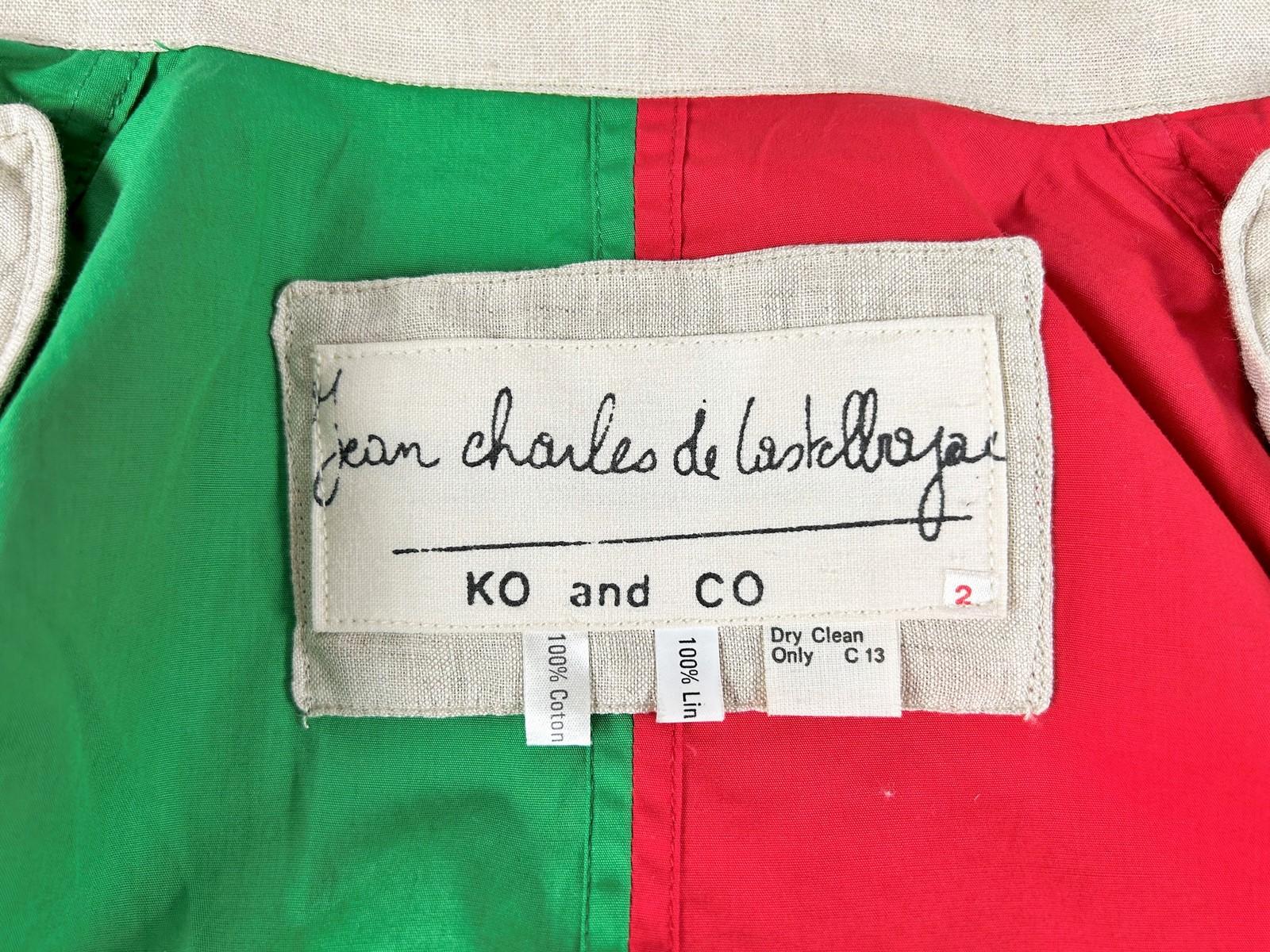 Circa 1995

Francia

Grande giacca in lino ecru con fodera in cotone rosso vermiglio e verde di Jean-Charles de Castelbajac per KO and Co. Cappotto aderente con collo alto e padiglioni per facilitare i movimenti, chiusura con bottoni sul davanti.